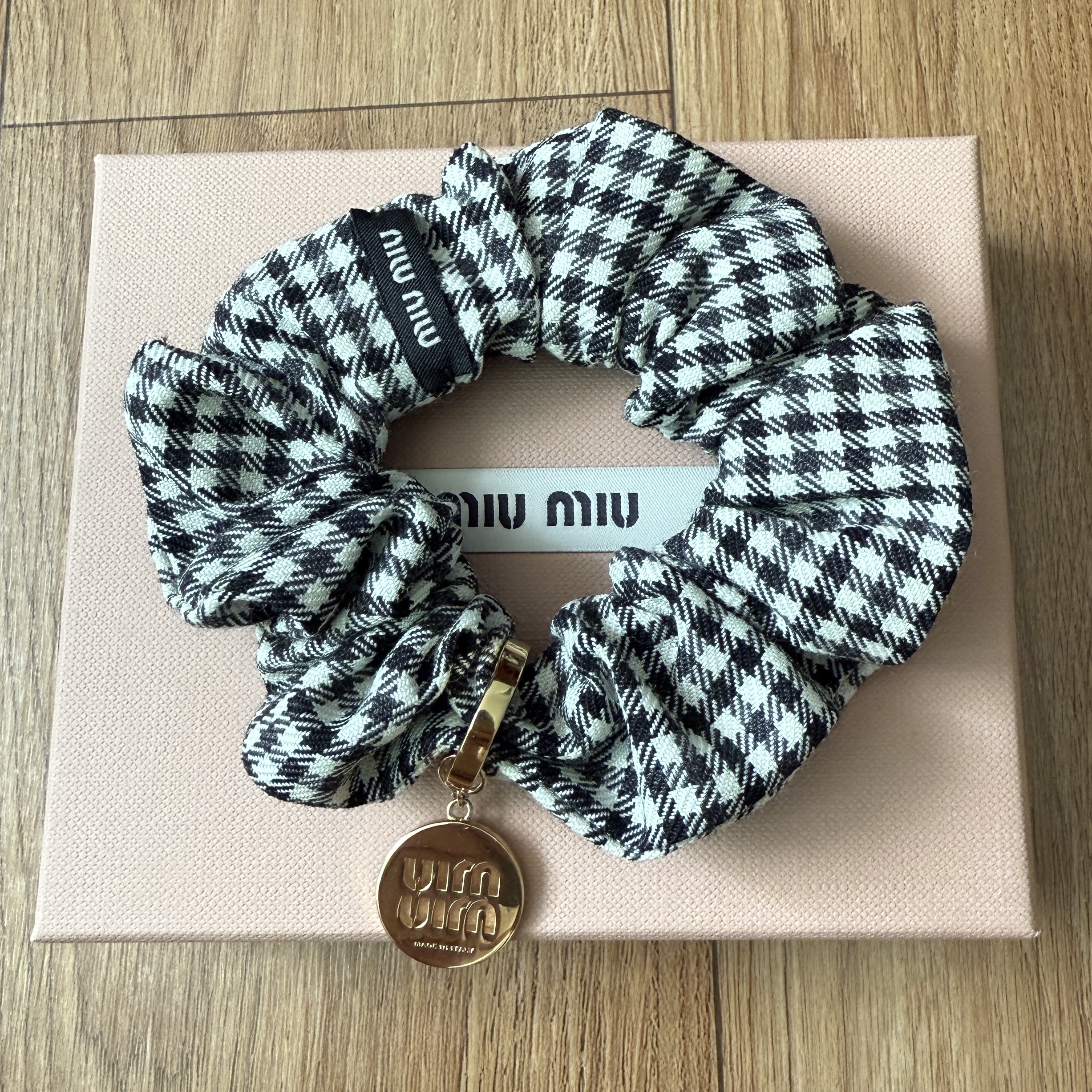 Miu Miu Gingham Check Wool Scrunchie Black White 착용 스타일