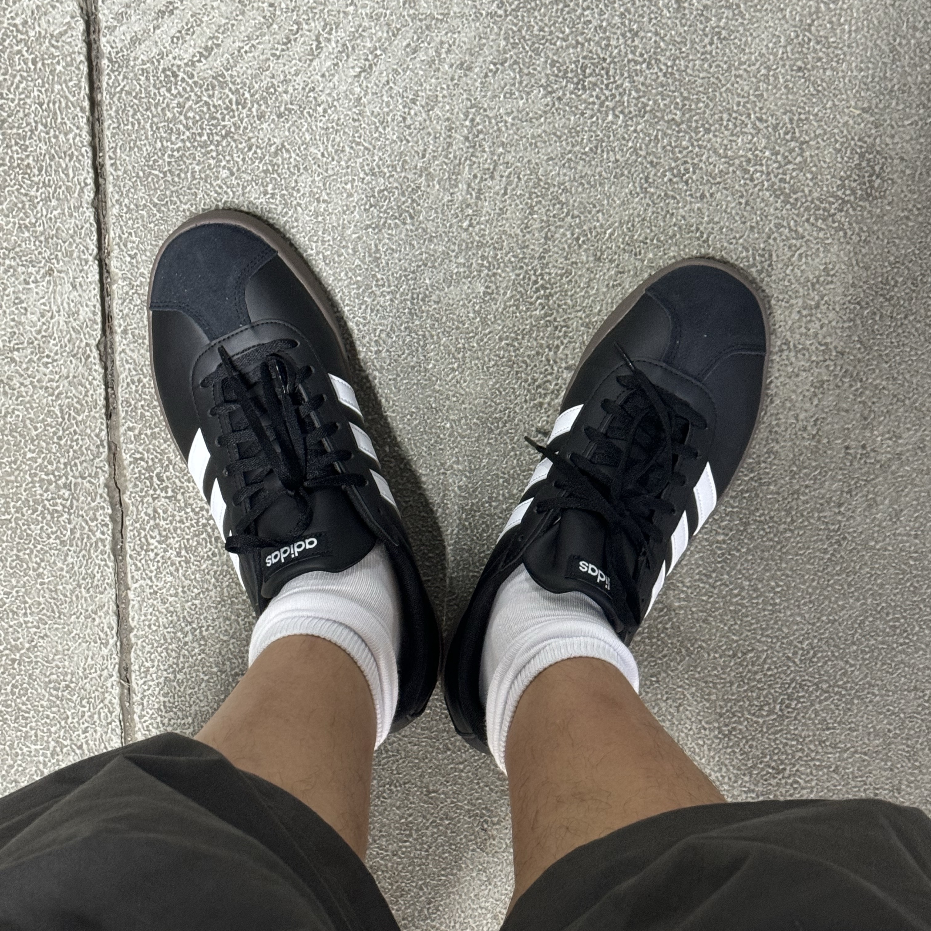 Adidas VL Court Base Core Black Cloud White 착용 스타일