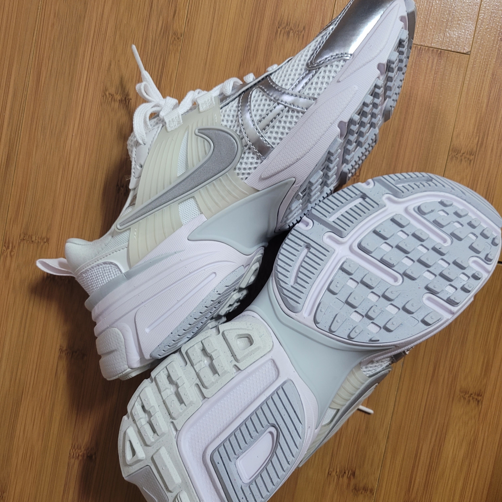 Nike V2K Run Metallic Silver White 착용 스타일 - 2