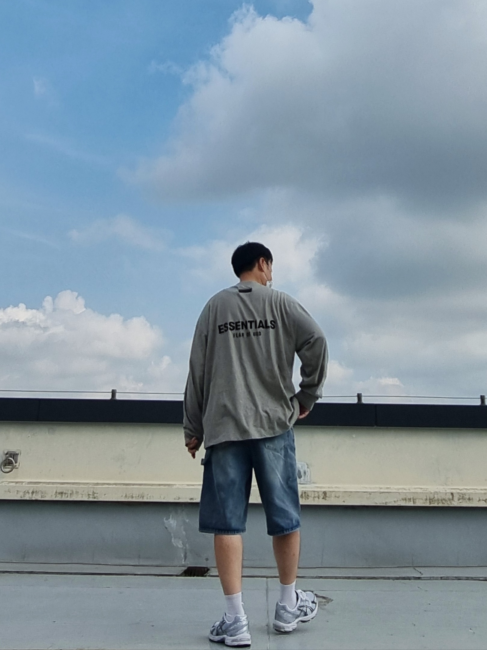 Asics Gel-1130 White Black, Essentials The Core Collection Long Sleeve T-Shirt Dark Oatmeal 착용 스타일 - 2