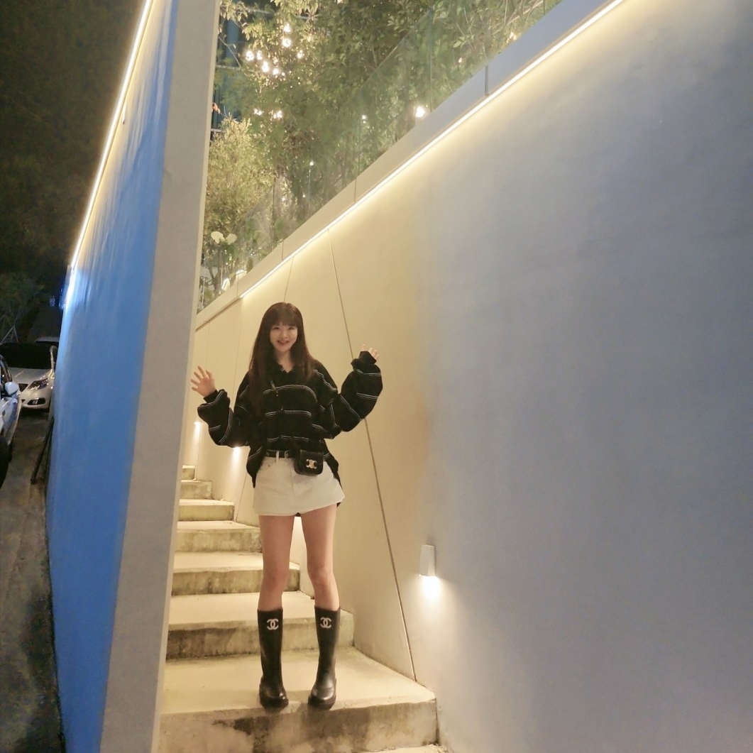 Celine Mini Claude in Shiny Calfskin Black 착용 스타일