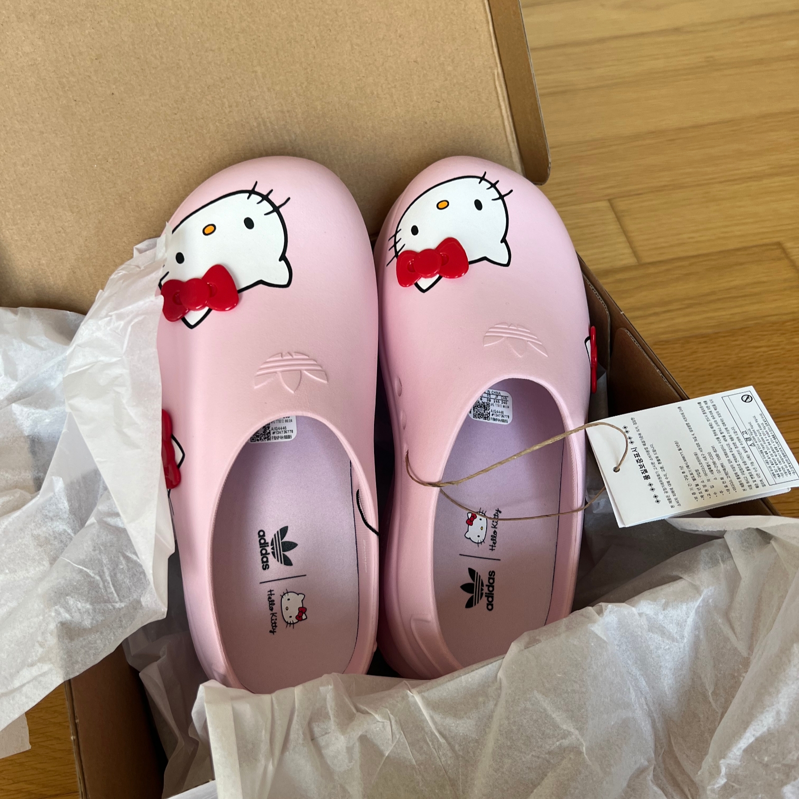 (W) Adidas x Hello Kitty Adifom Stan Smith Mule Clear Pink Red 착용 스타일 - 2