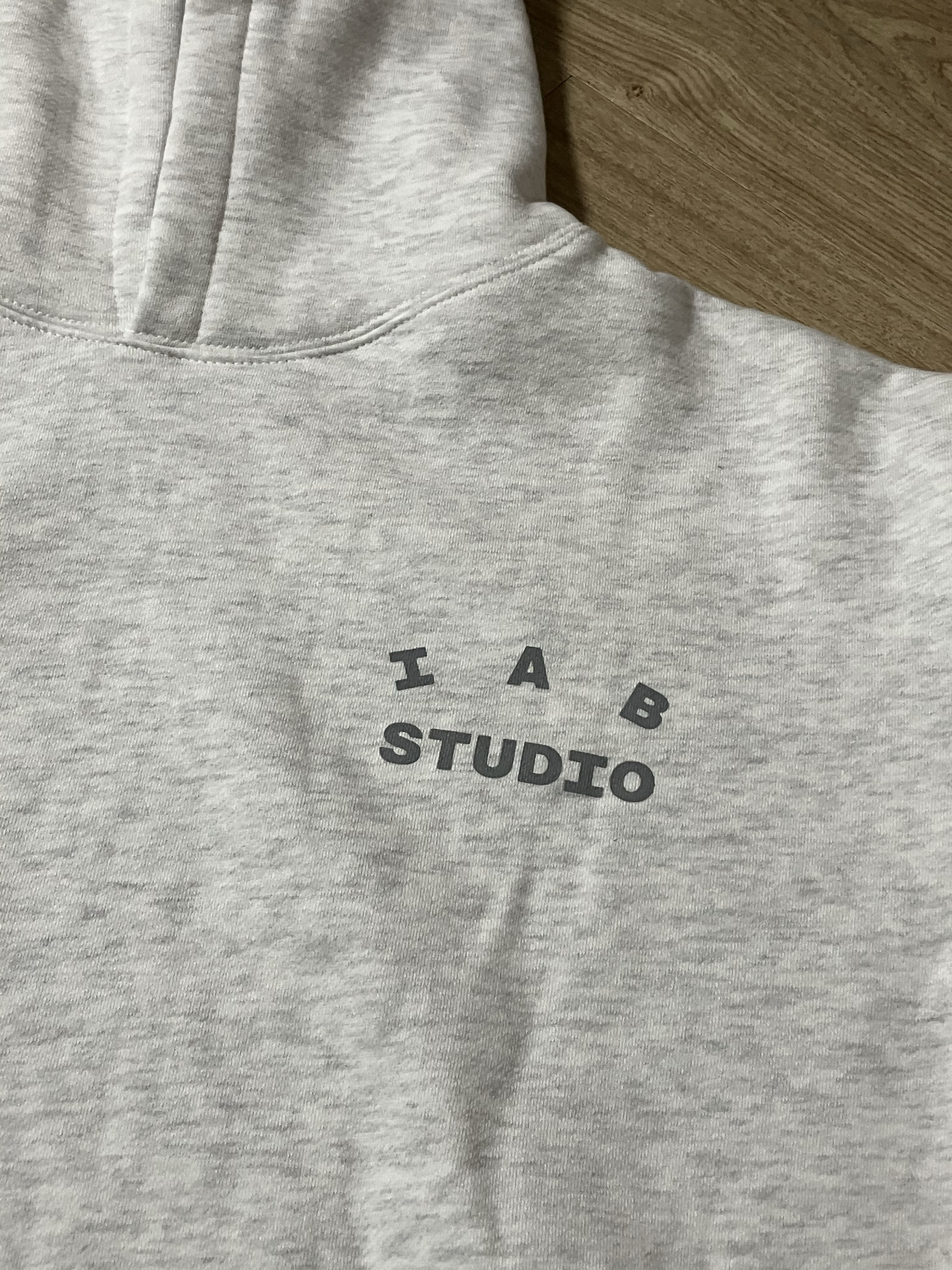 IAB Studio Hoodie Light Gray 착용 스타일 - 3