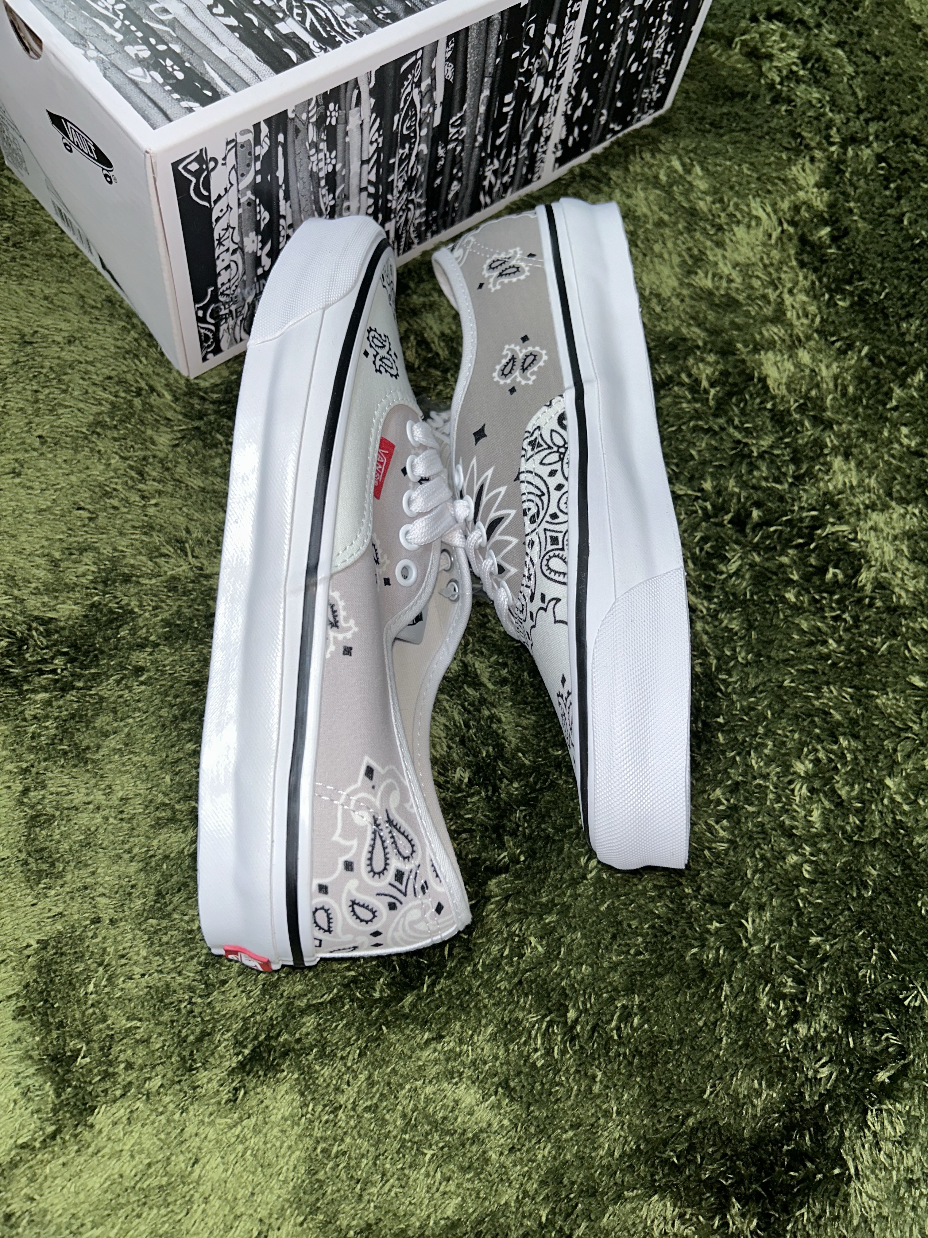 Vans Vault x Bedwin & The Heartbreakers OG Authentic LX Bandana Light Gray True White 착용 스타일 - 4