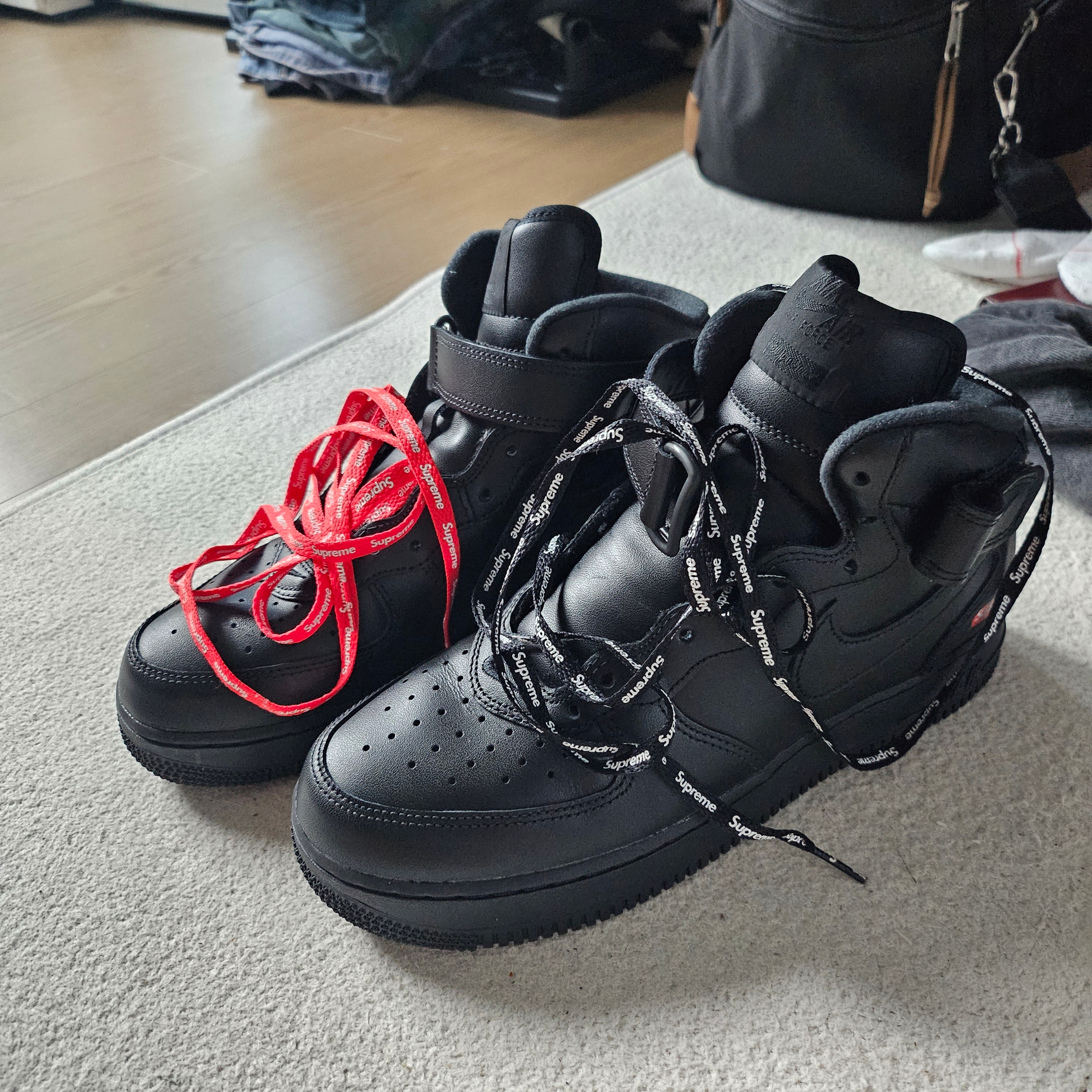 Nike x Supreme Air Force 1 Mid Black 착용 스타일