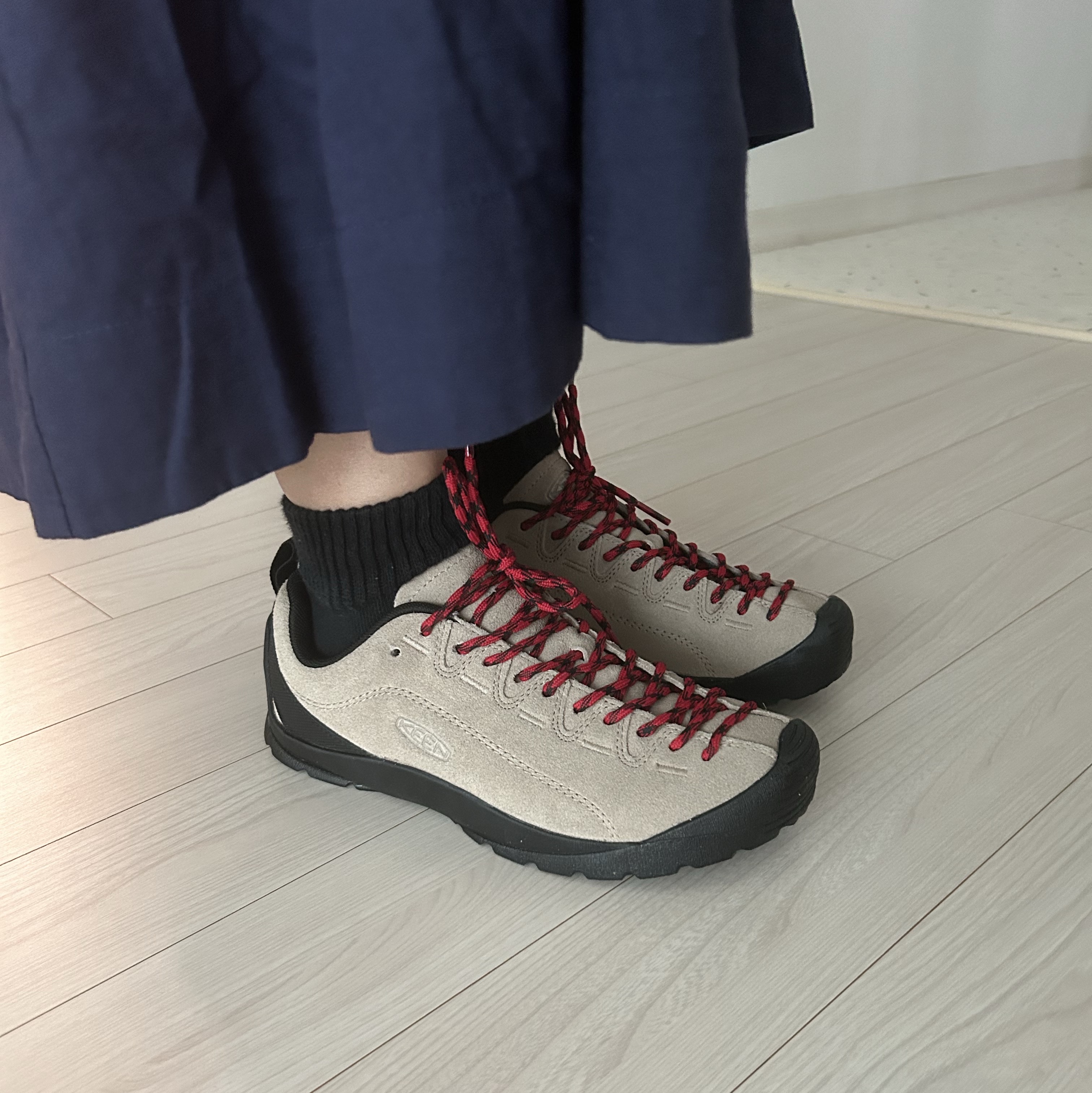 (W) Keen Jasper Suede Sneakers Silver Mink 착용 스타일