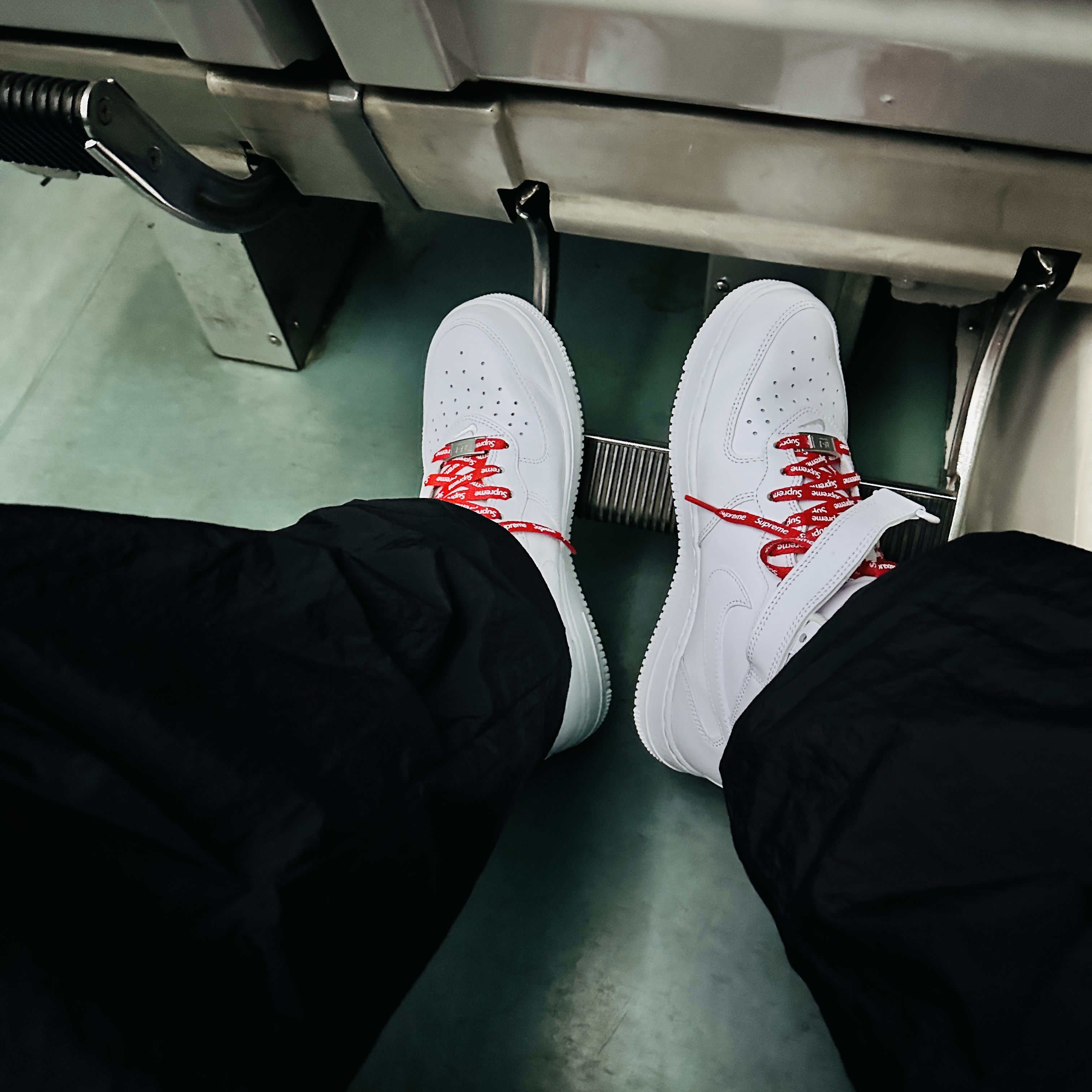 Nike x Supreme Air Force 1 Mid White 착용 스타일 - 1