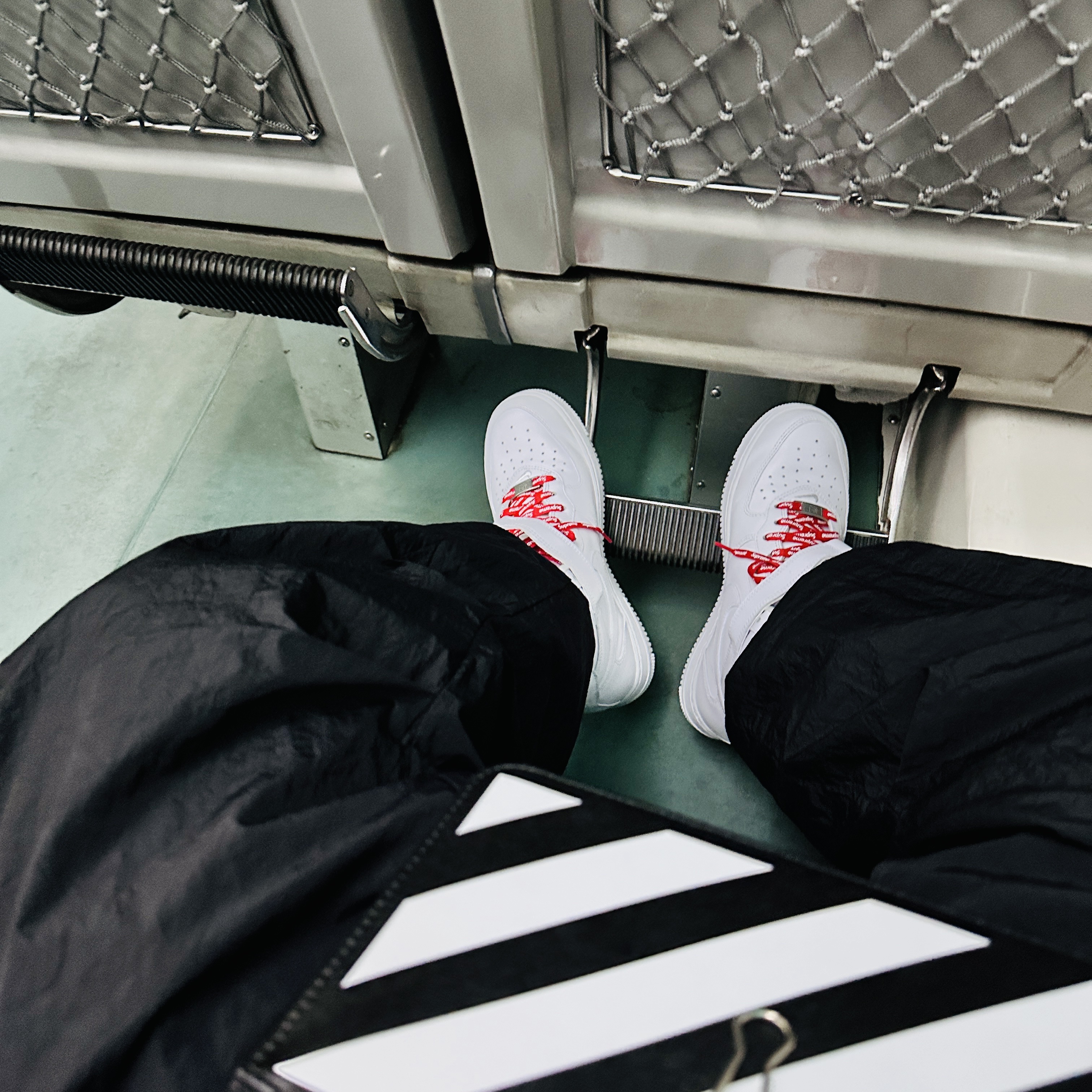 Nike x Supreme Air Force 1 Mid White 착용 스타일 - 2