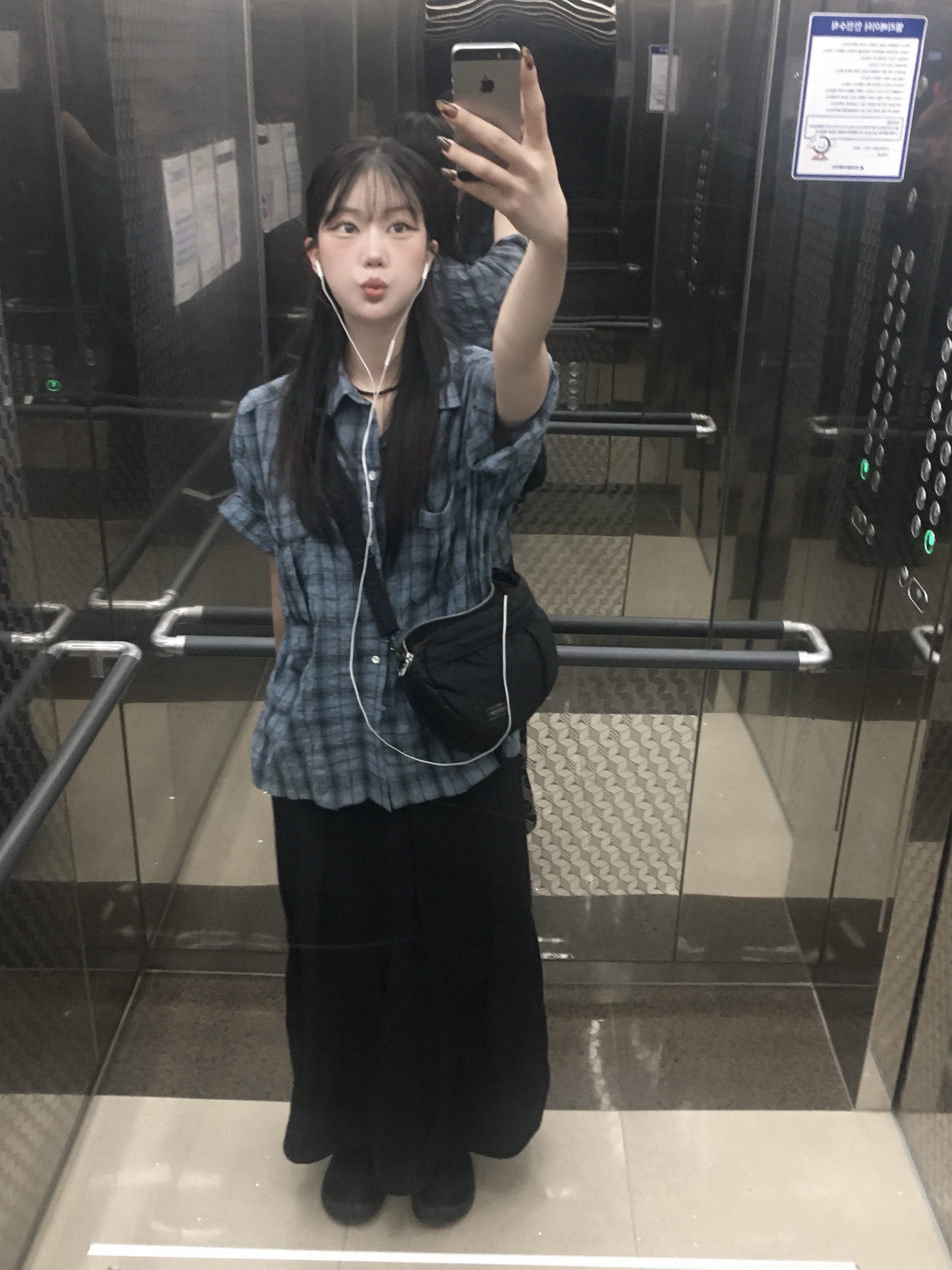 Porter Tanker Shoulder Bag Black, (W) Keen Shanti Black Dawn Blue 착용 스타일 - 1