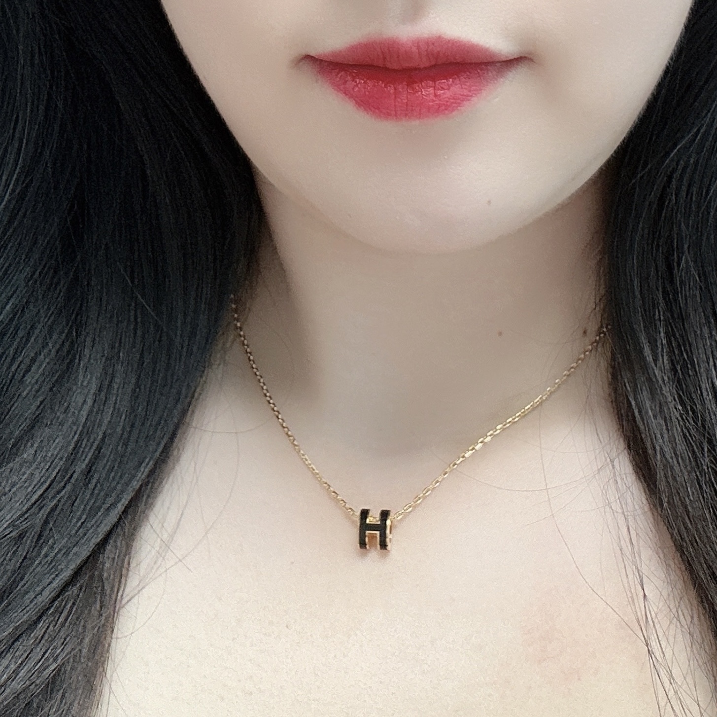 (W) Hermes Mini Pop H Pendant Gold & Noir, (W) Hermes Mini Pop H Earrings Gold & Noir 착용 스타일 - 2