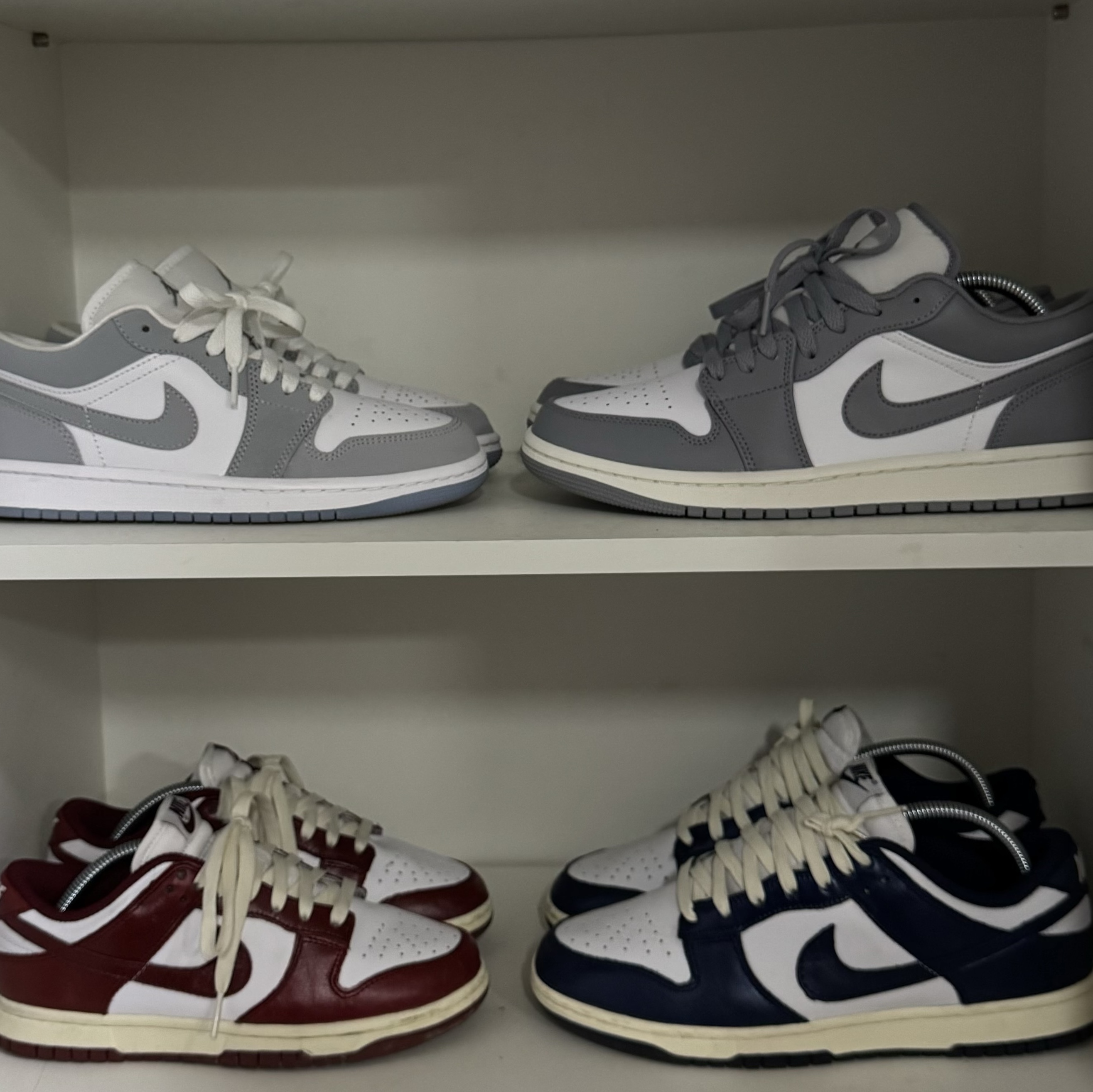 Jordan 1 Low Stealth and White, (W) Nike Dunk Low PRM Midnight Navy and White 착용 스타일