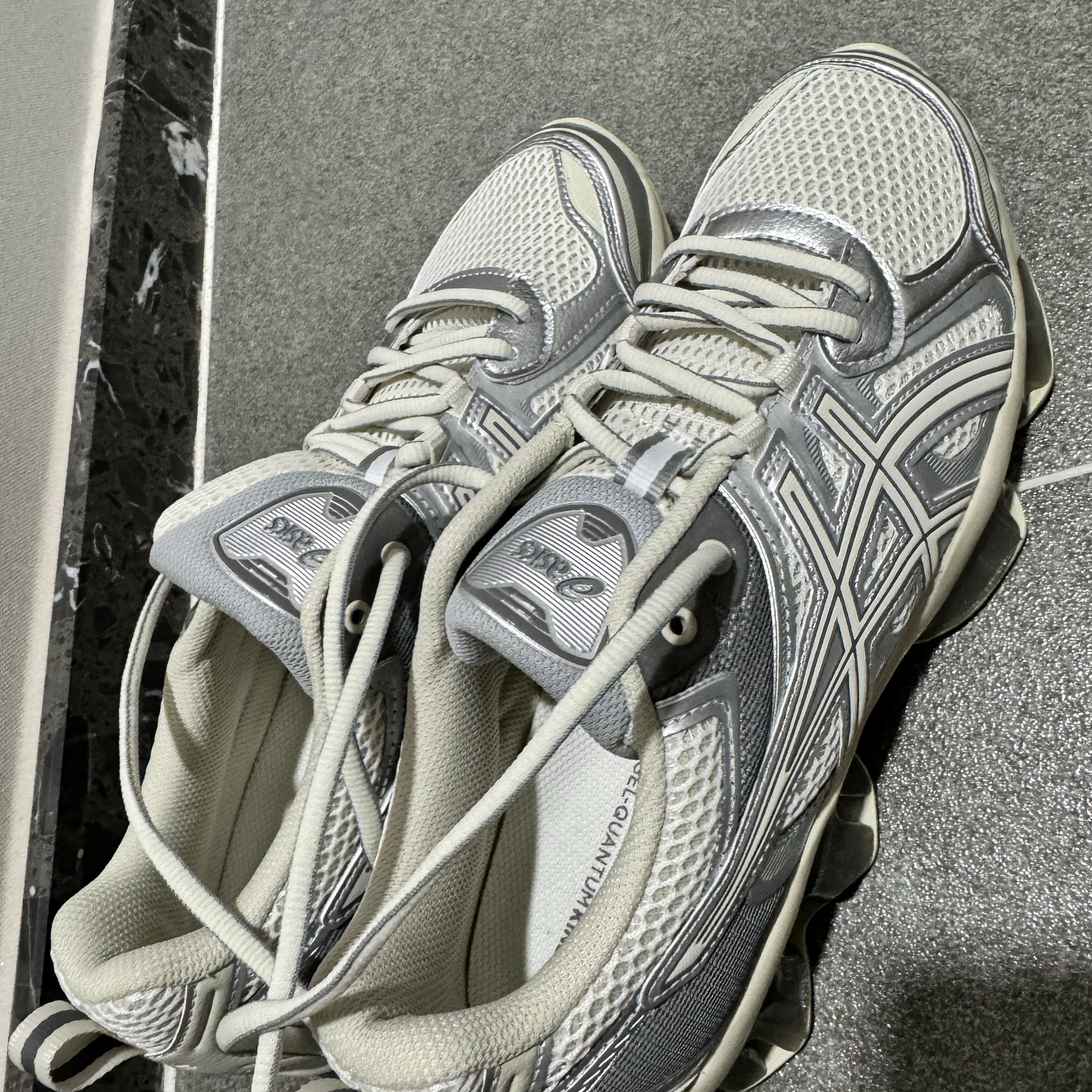 Asics Gel-Quantum Kinetic White Light Dust 착용 스타일 - 1