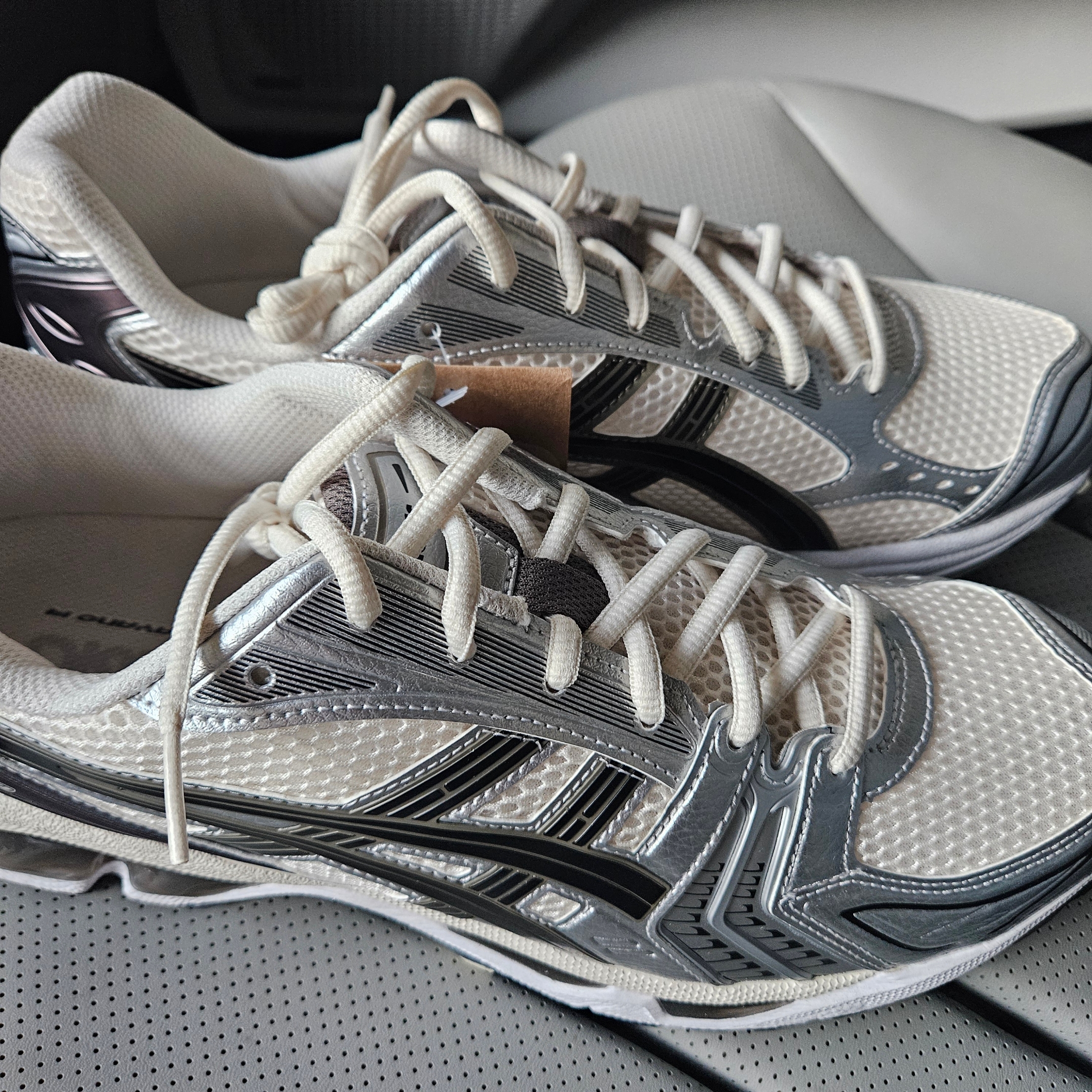 Asics Gel-Kayano 14 Cream Black 착용 스타일