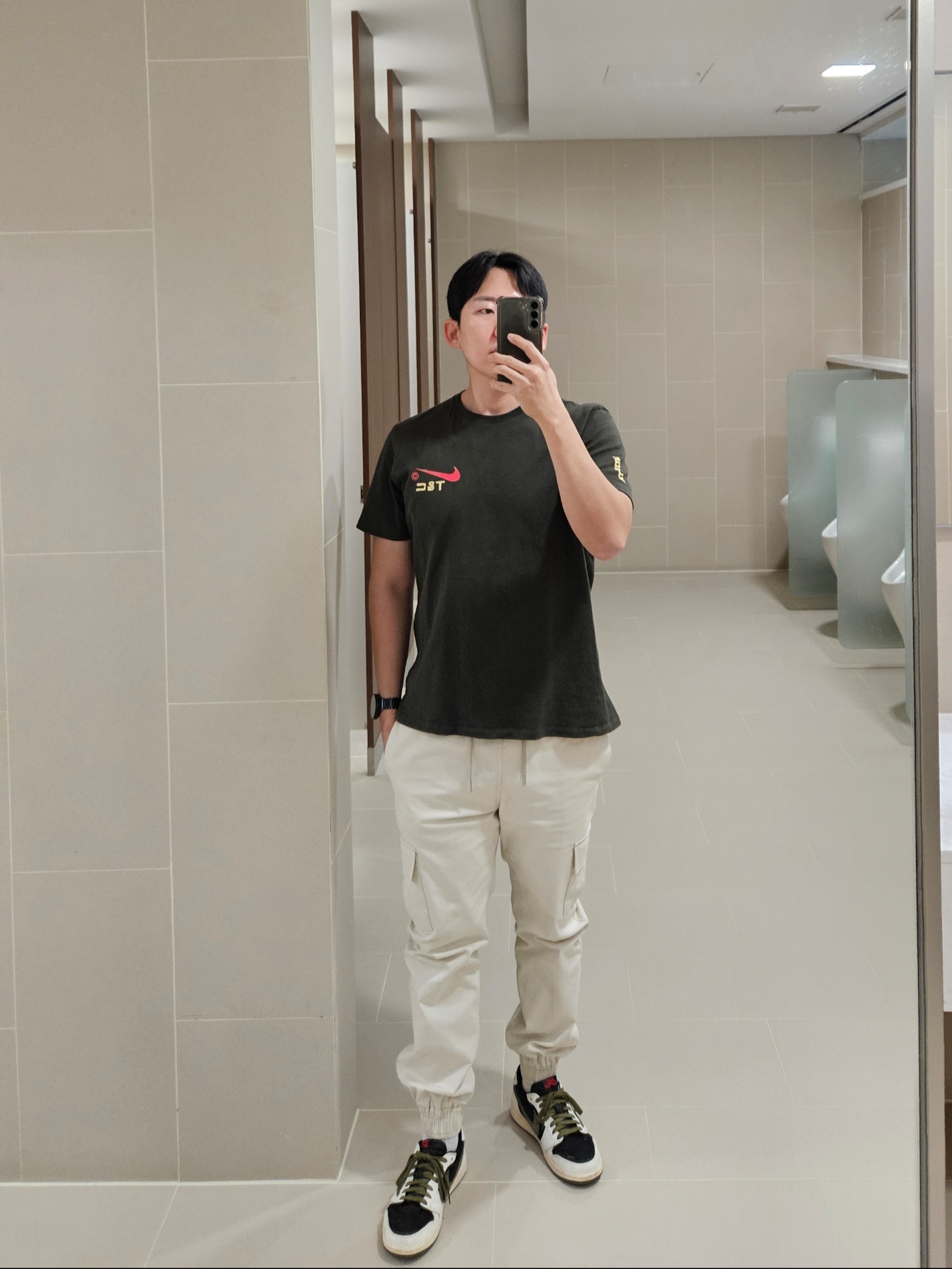 Nike x Drake Nocta x Cactus Plant Flea Market Souvenir Cactus T-Shirt Sequoia (DR2630-355), (W) Jordan 1 x Travis Scott Retro Low OG SP Medium Olive 착용 스타일 - 1