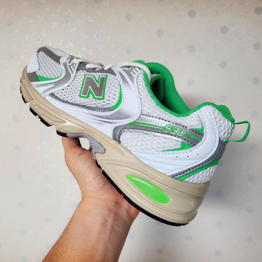 New Balance 530 White Palm Leaf 착용 스타일 - 2