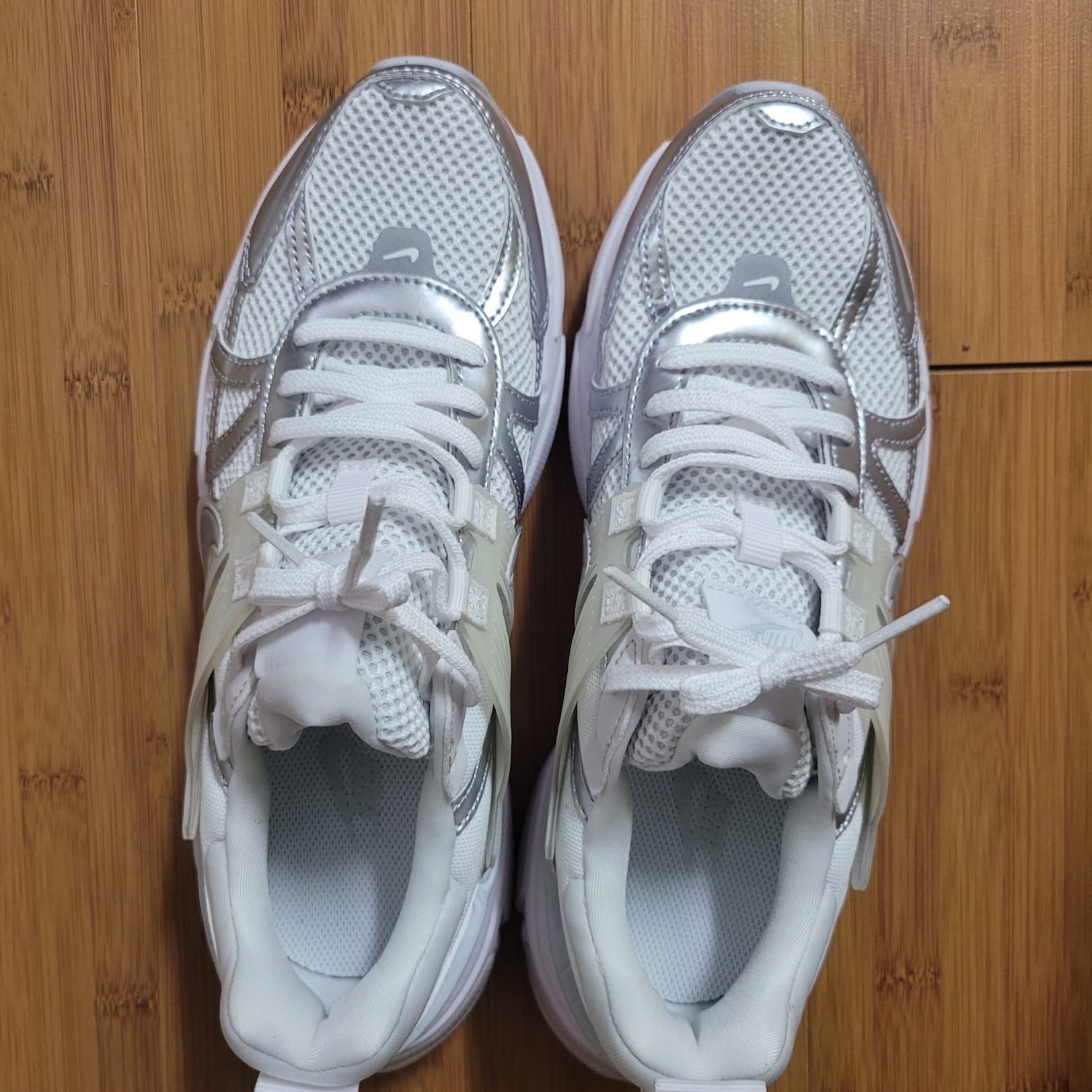 Nike V2K Run Metallic Silver White 착용 스타일 - 1