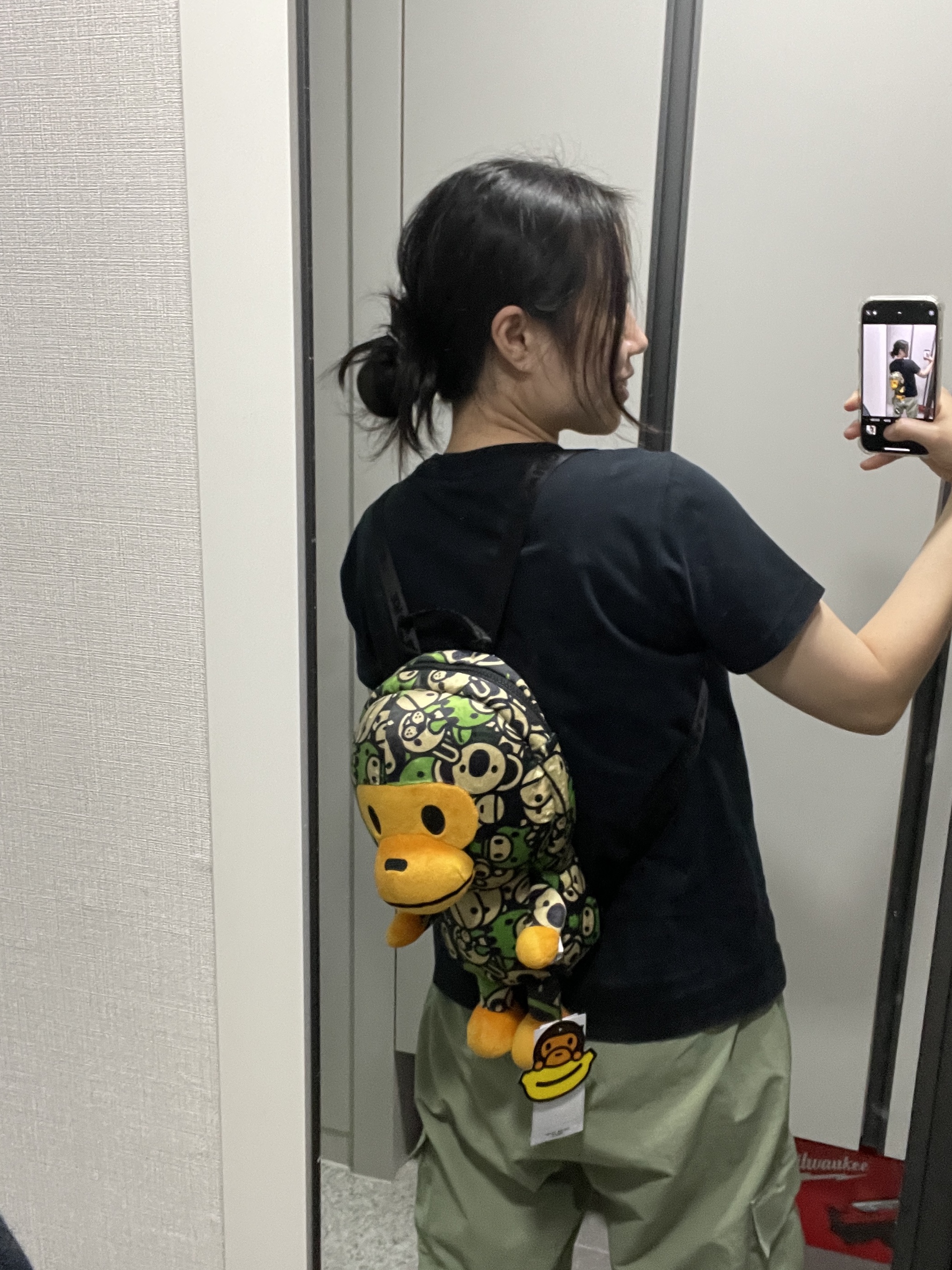 BAPE Baby Milo Plush Backpack Green, BAPE Color Camo College T-Shirt Black Purple 착용 스타일 - 2