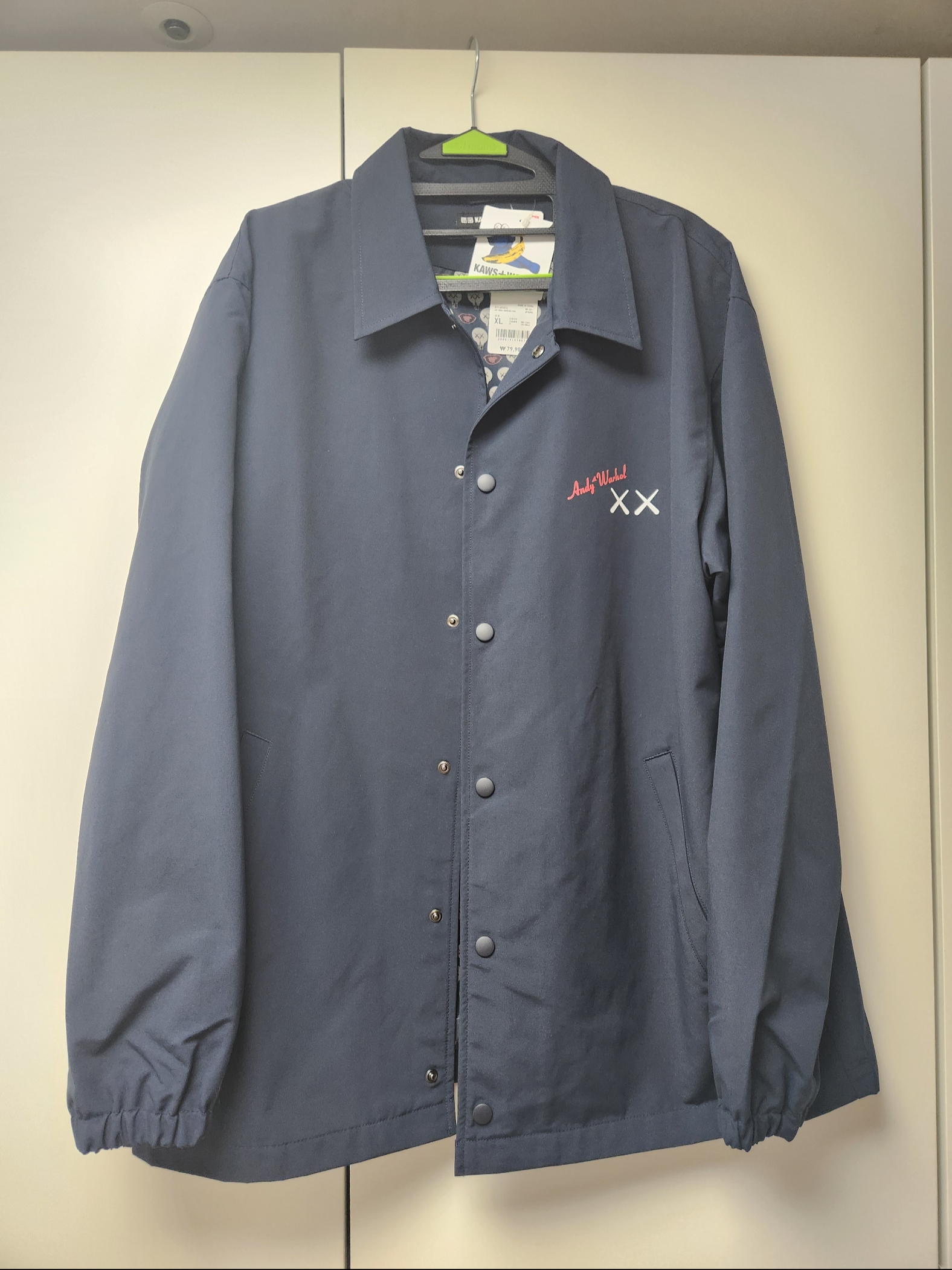 Uniqlo UT x Kaws x Warhol Coach Jacket Navy 착용 스타일 - 1