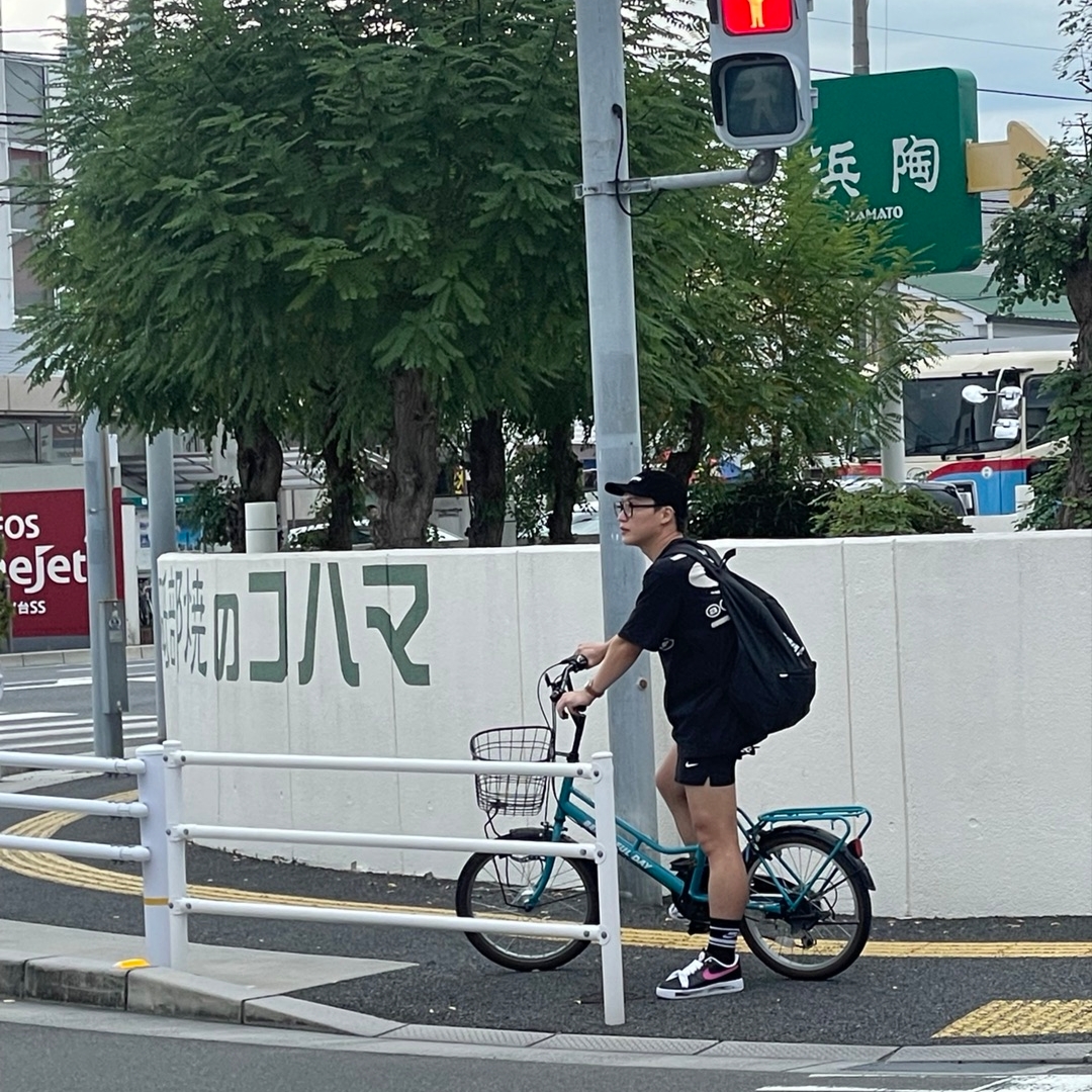 (W) Jordan 1 x Travis Scott Retro Low OG SP Canary, Nike x Peaceminusone Air Force 1 Low Para-Noise 3.0 Black and Multicolor 착용 스타일 - 3