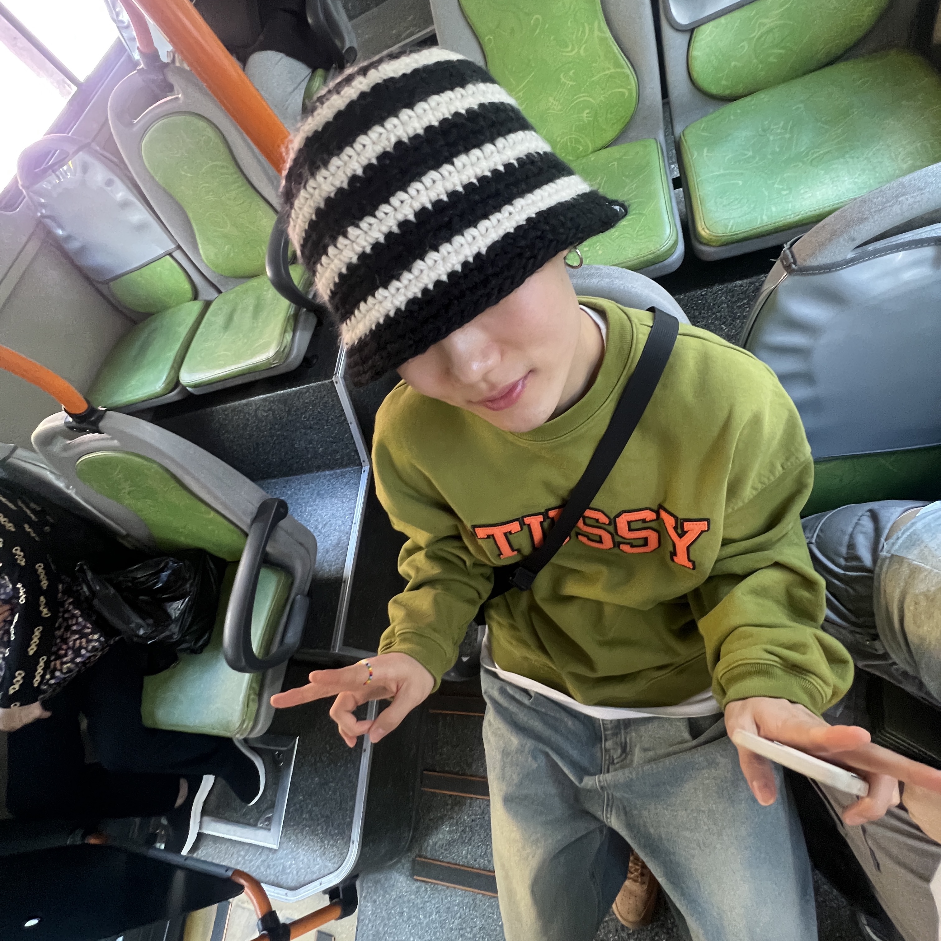 Stussy Swirl Knit Bucket Hat Black, Stussy Relaxed Oversized Crew Green 착용 스타일 - 1