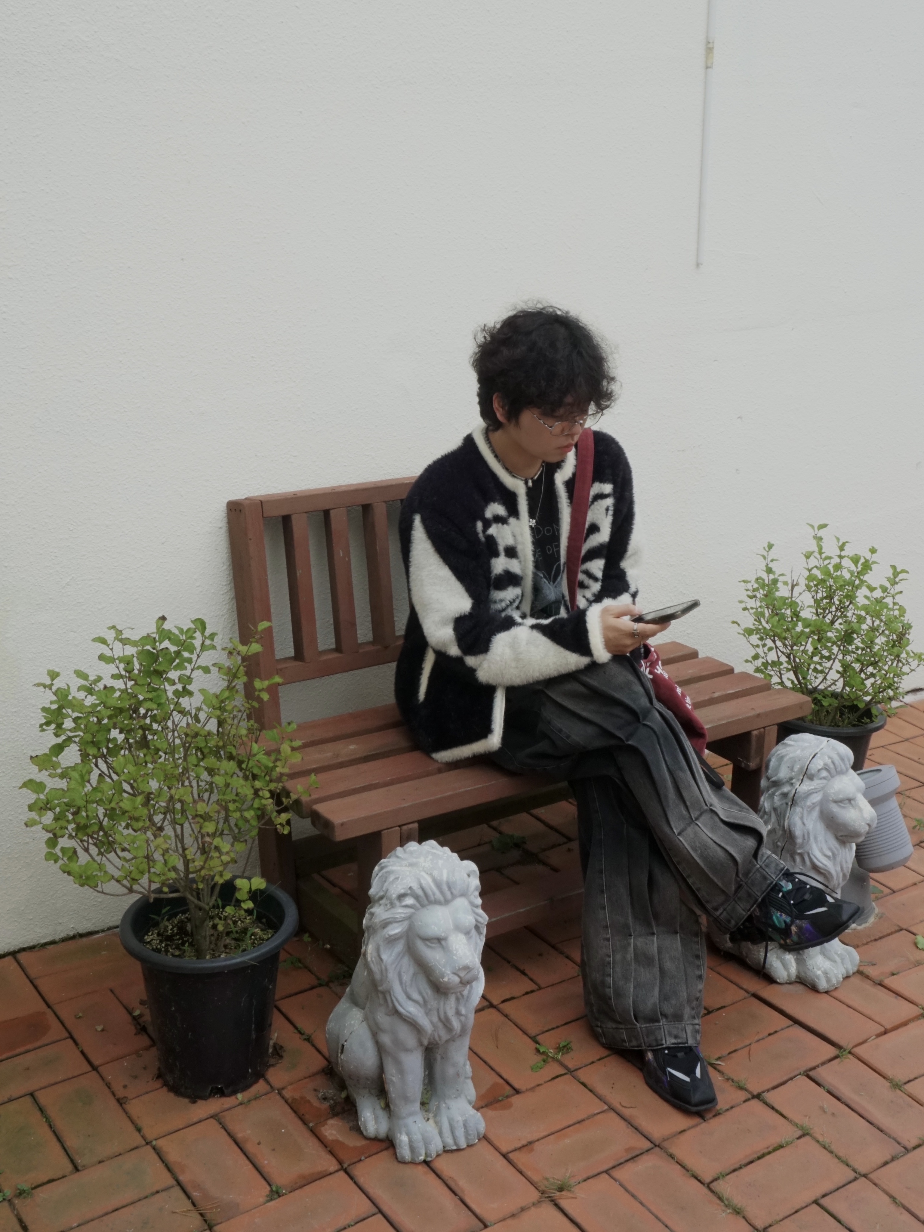 Nike x Martine Rose Shox MR4 Black Multi, Gentle Monster Atomic 02 Silver 착용 스타일 - 3