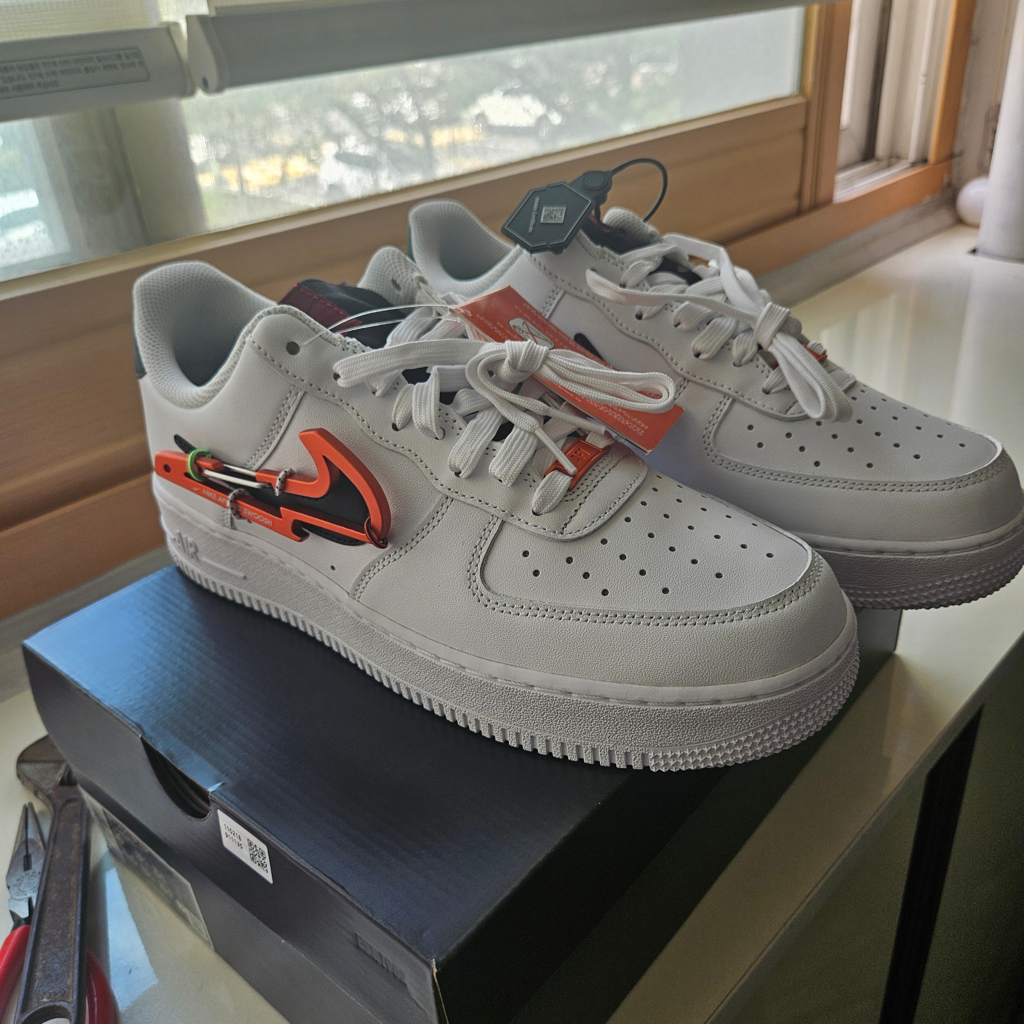 Nike Air Force 1 '07 PRM Carabiner Red 착용 스타일