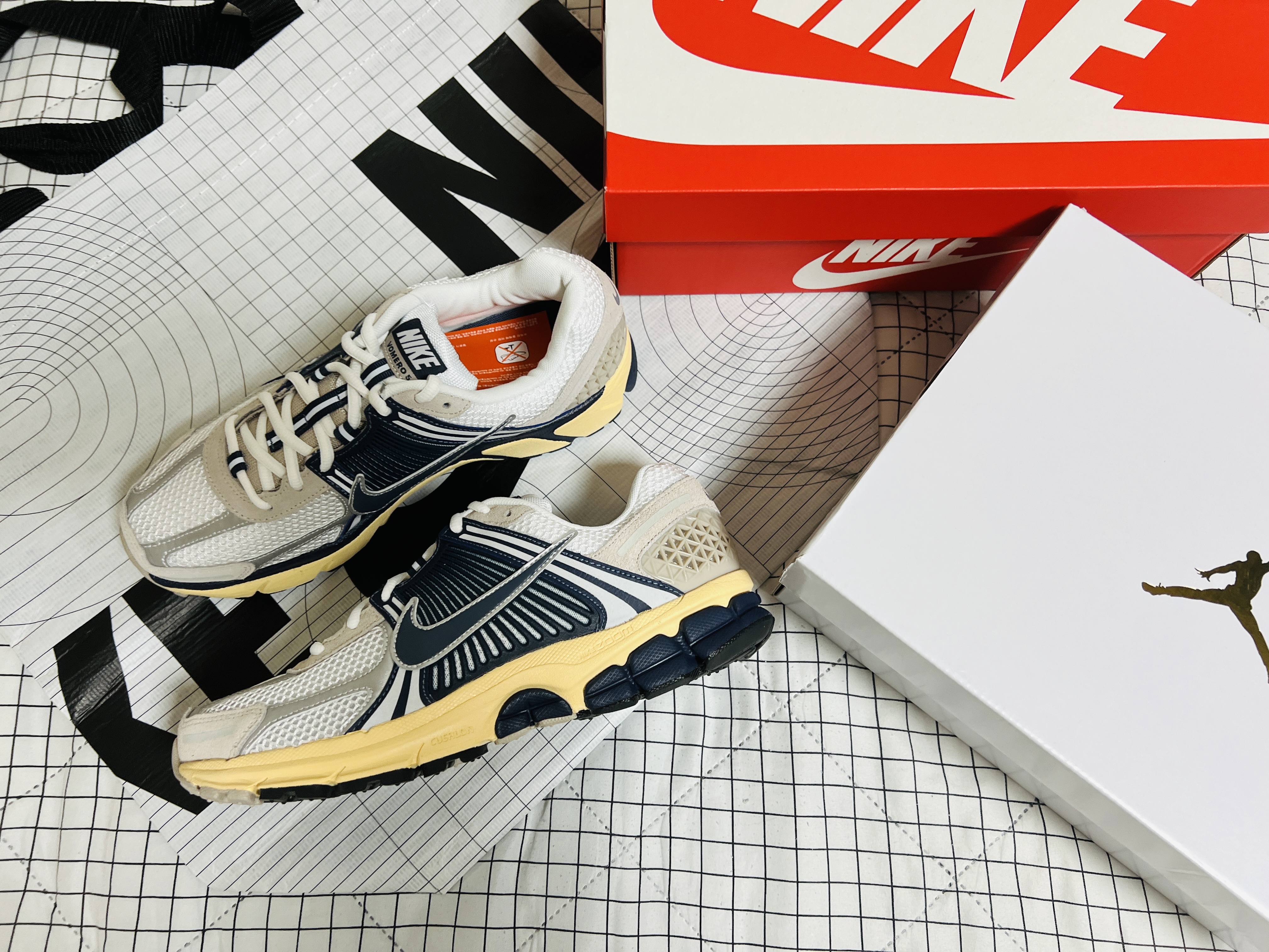 Nike Zoom Vomero 5 White Thunder Blue 착용 스타일 - 3