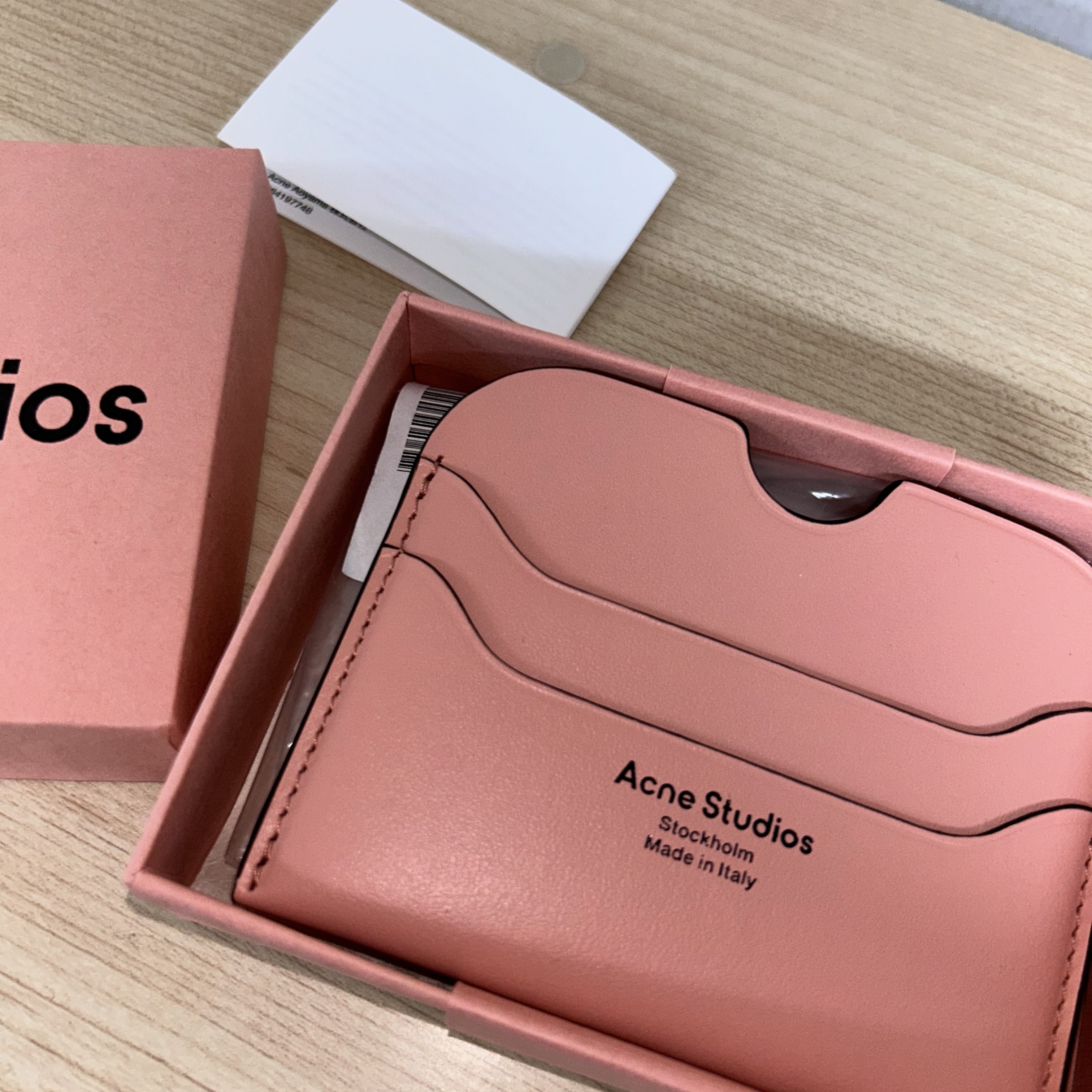Acne Studios Elmas Large Card Holder Salmon Pink 착용 스타일
