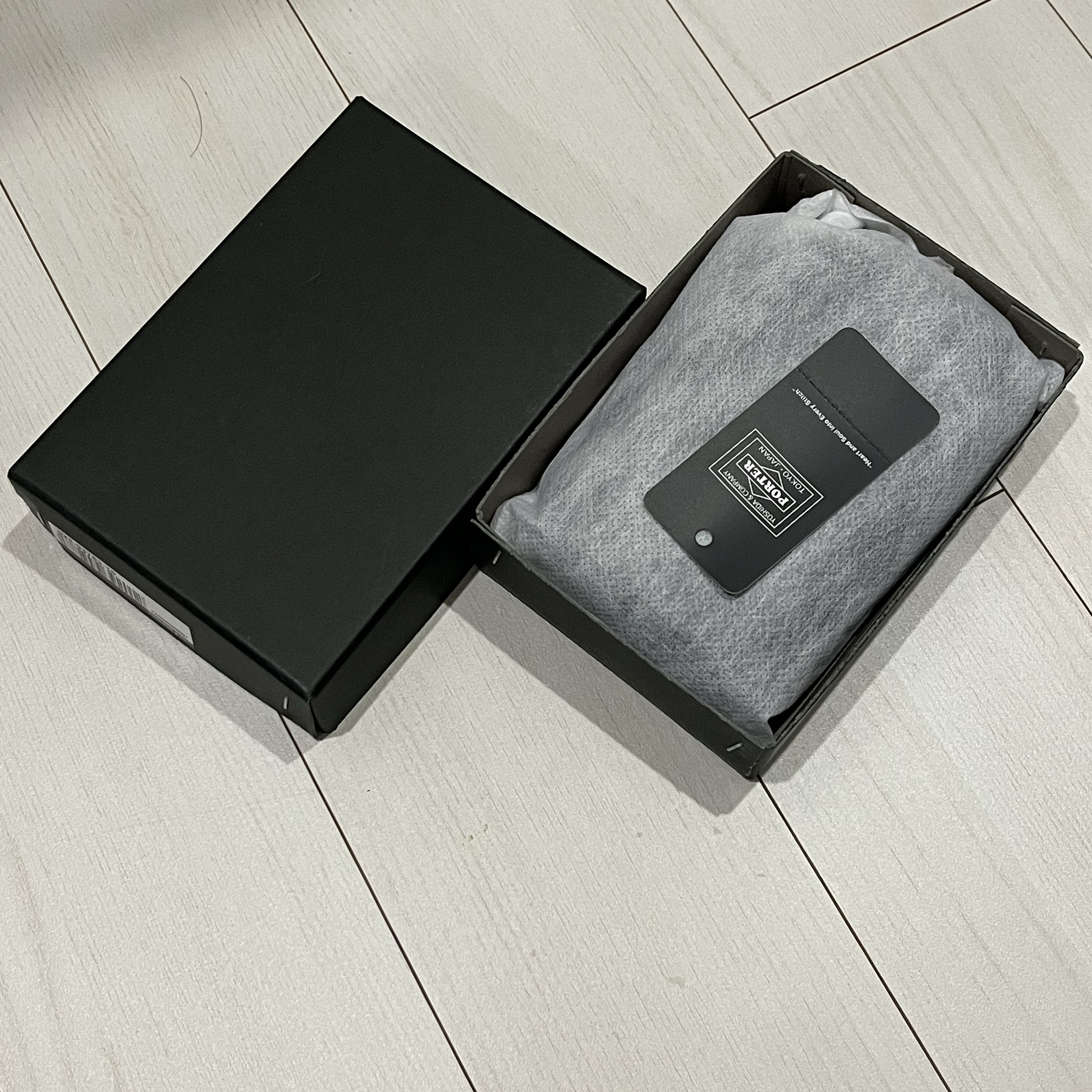 Porter Aloof Coin Case Black 착용 스타일 - 1