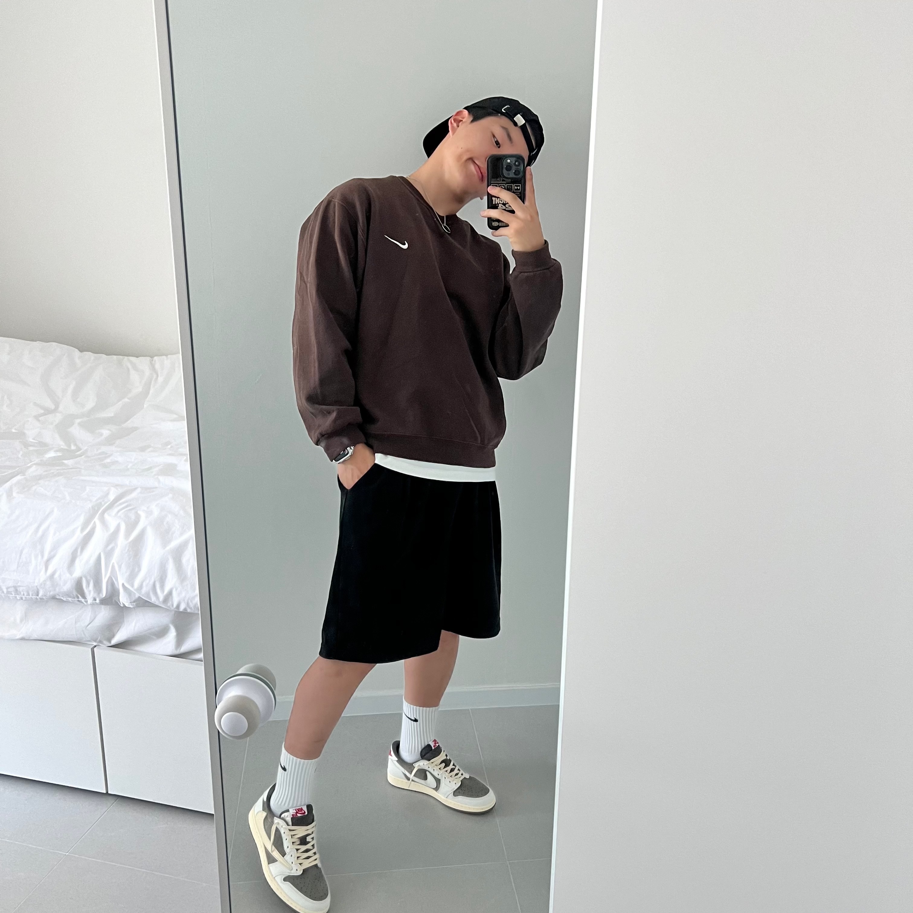 Jordan 1 x Travis Scott Retro Low OG SP Sail and Ridgerock, Apple Watch Nike SE 44mm GPS Silver Aluminum Case with Nike Sport Band Pure Platinum Black (Korean Ver.) 착용 스타일