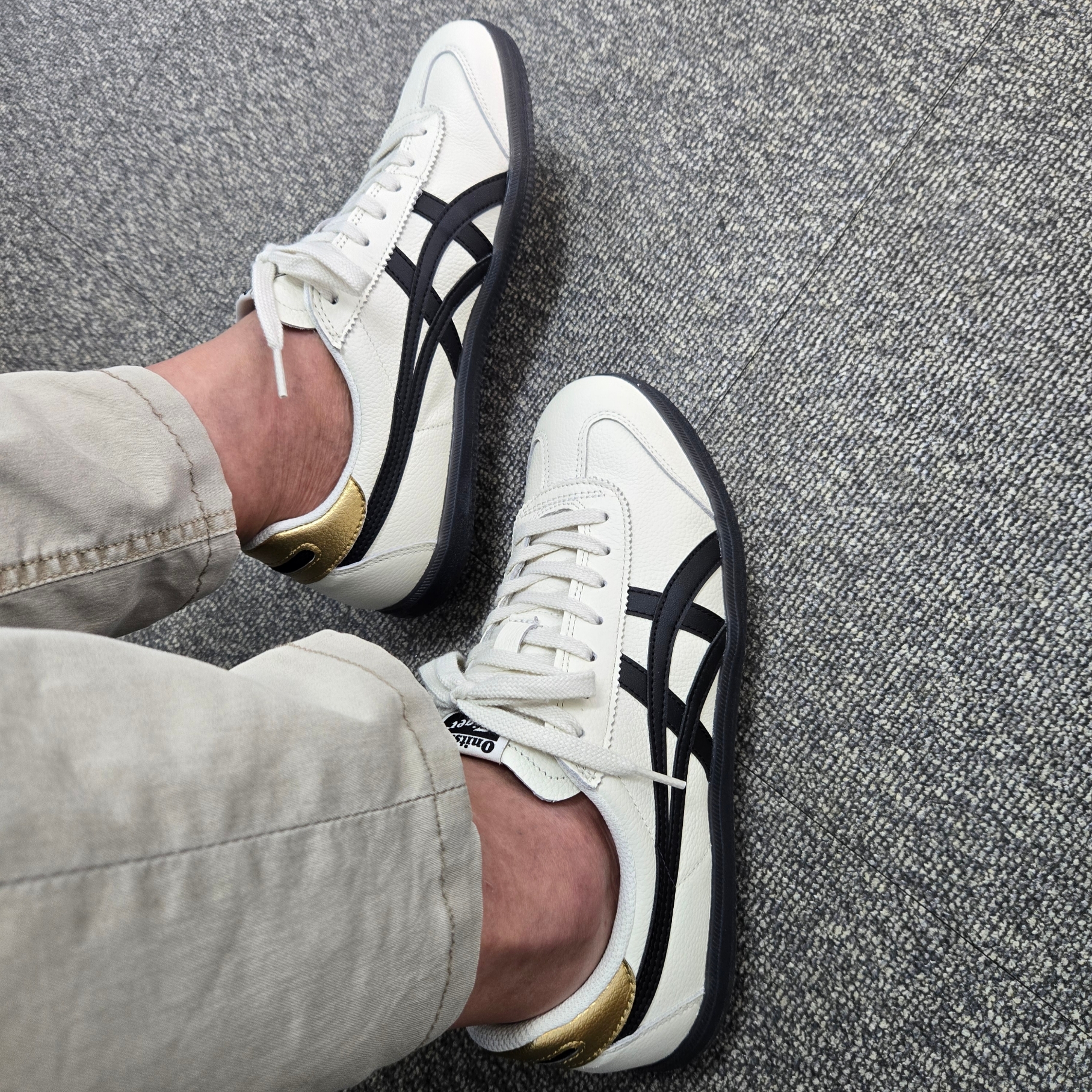 Onitsuka Tiger Tokuten White Black 착용 스타일 - 2