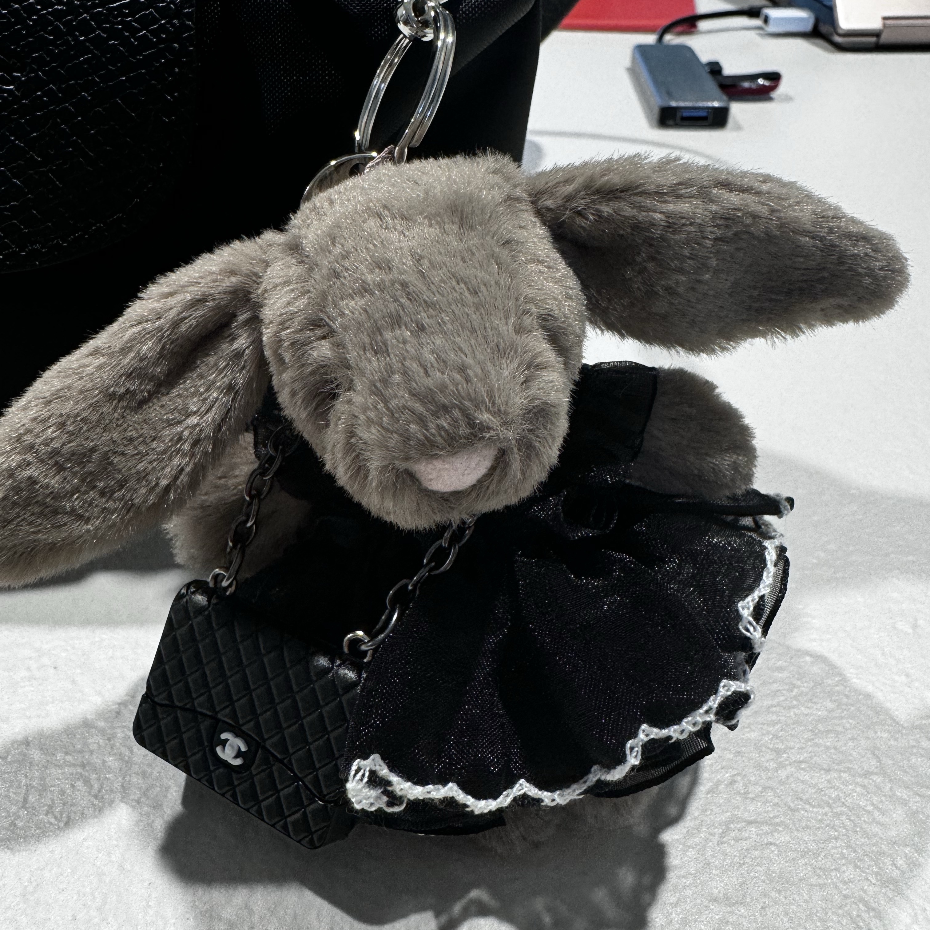 Jellycat Bashful Bunny Truffle Bag Charm Brown, Longchamp Le Pliage Green Handle Pouch Black 착용 스타일 - 2