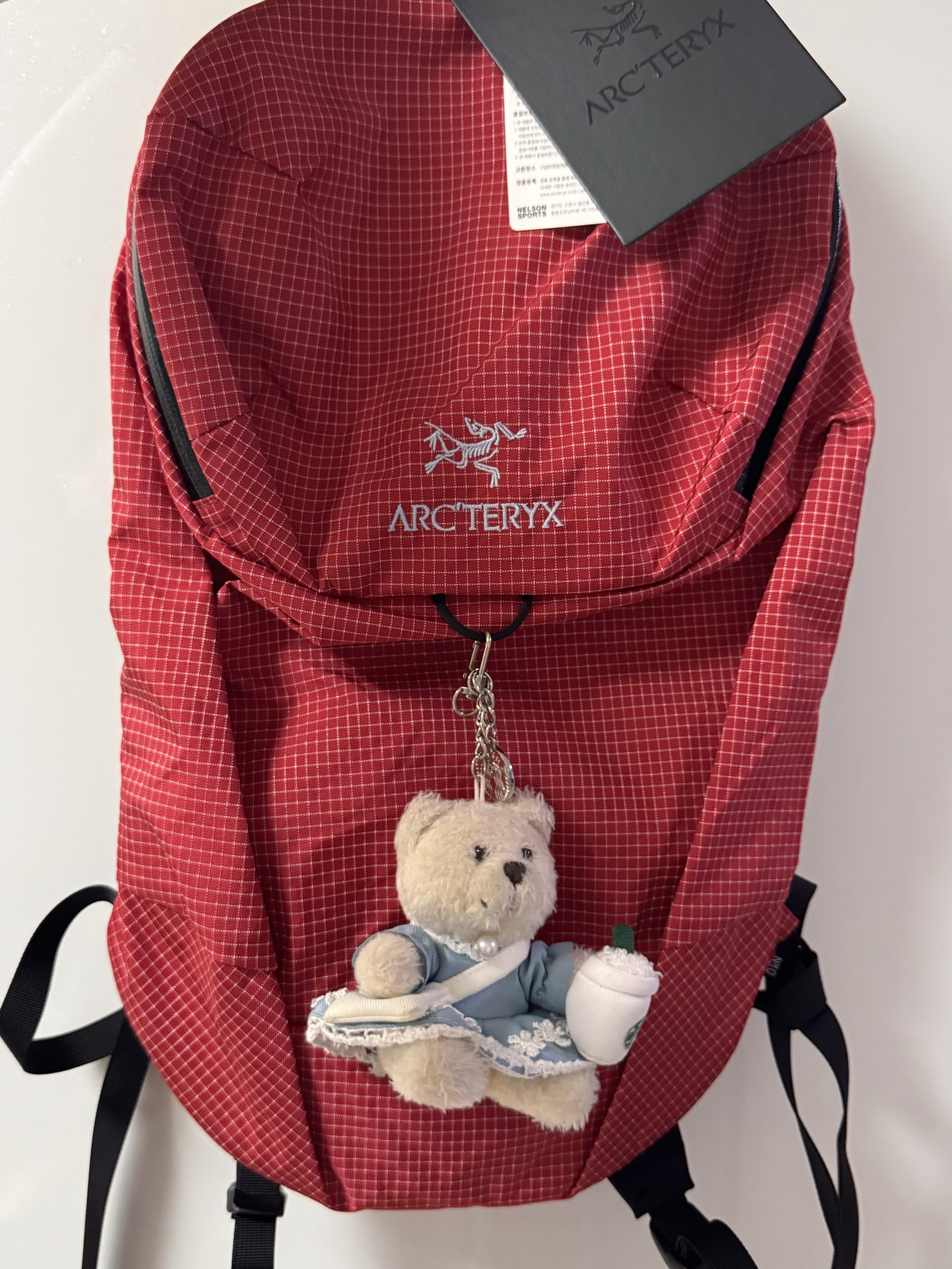 Arc'teryx Konseal 15 Backpack Heritage, Starbucks French Summer Bearista Keychain 착용 스타일