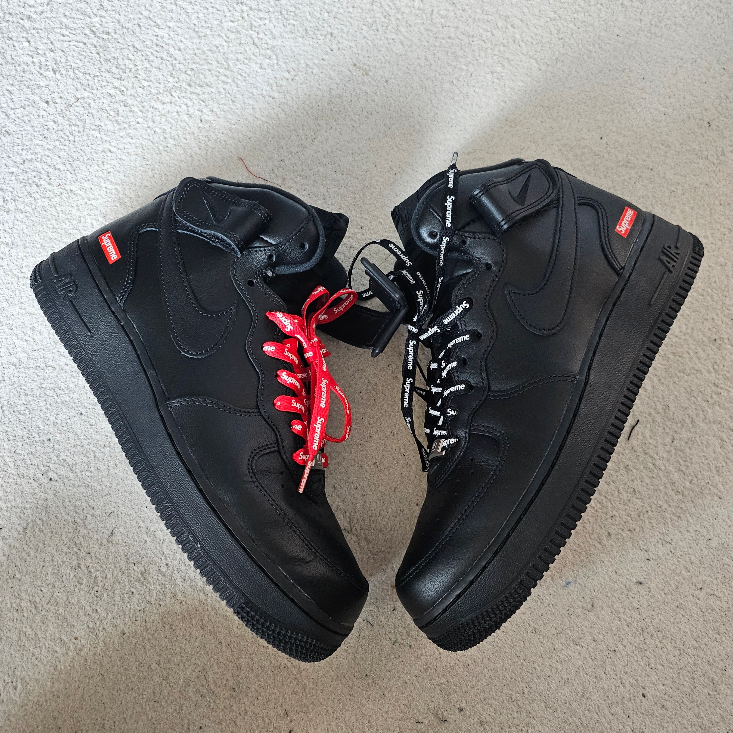 Nike x Supreme Air Force 1 Mid Black 착용 스타일 - 1