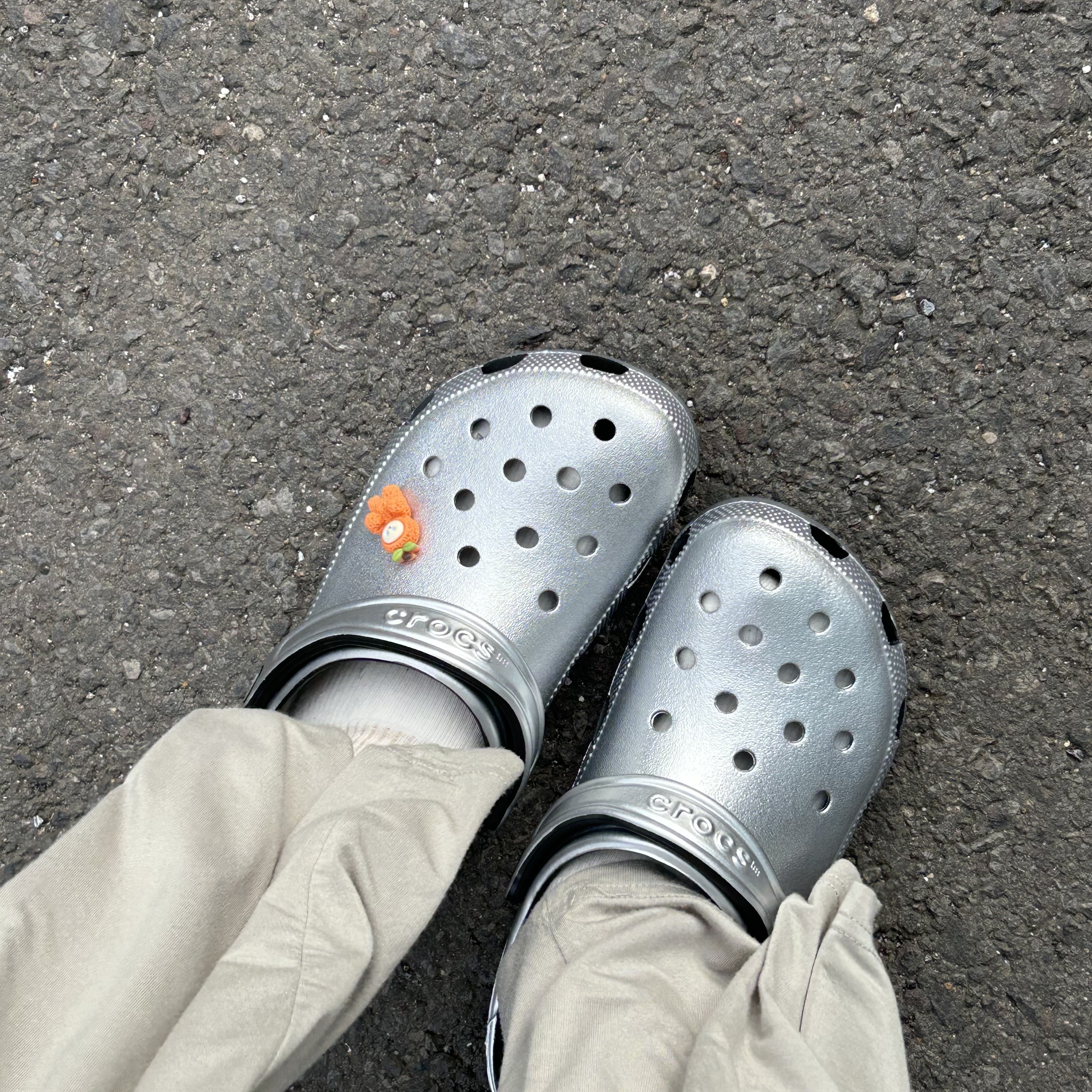 Crocs Classic Metallic Clog Silver 착용 스타일