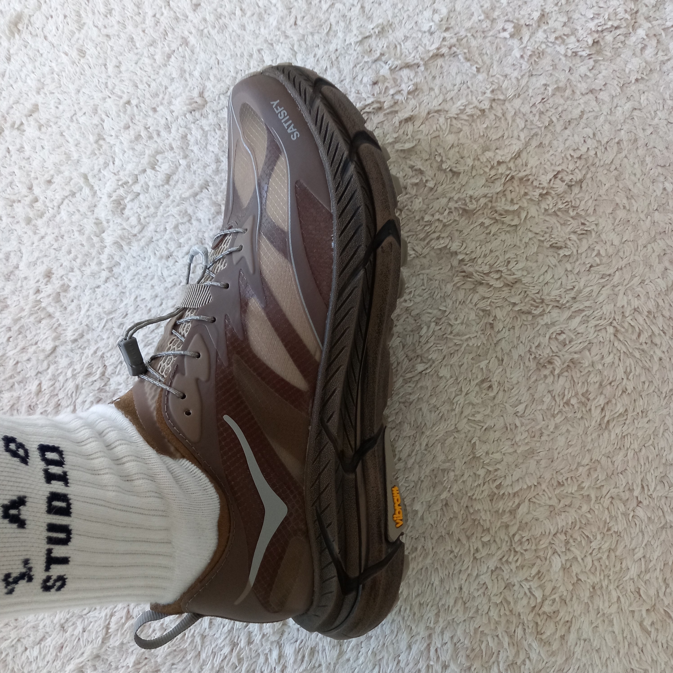 Hoka x Satisfy Mafate Speed 4 Lite Rubber 착용 스타일 - 6