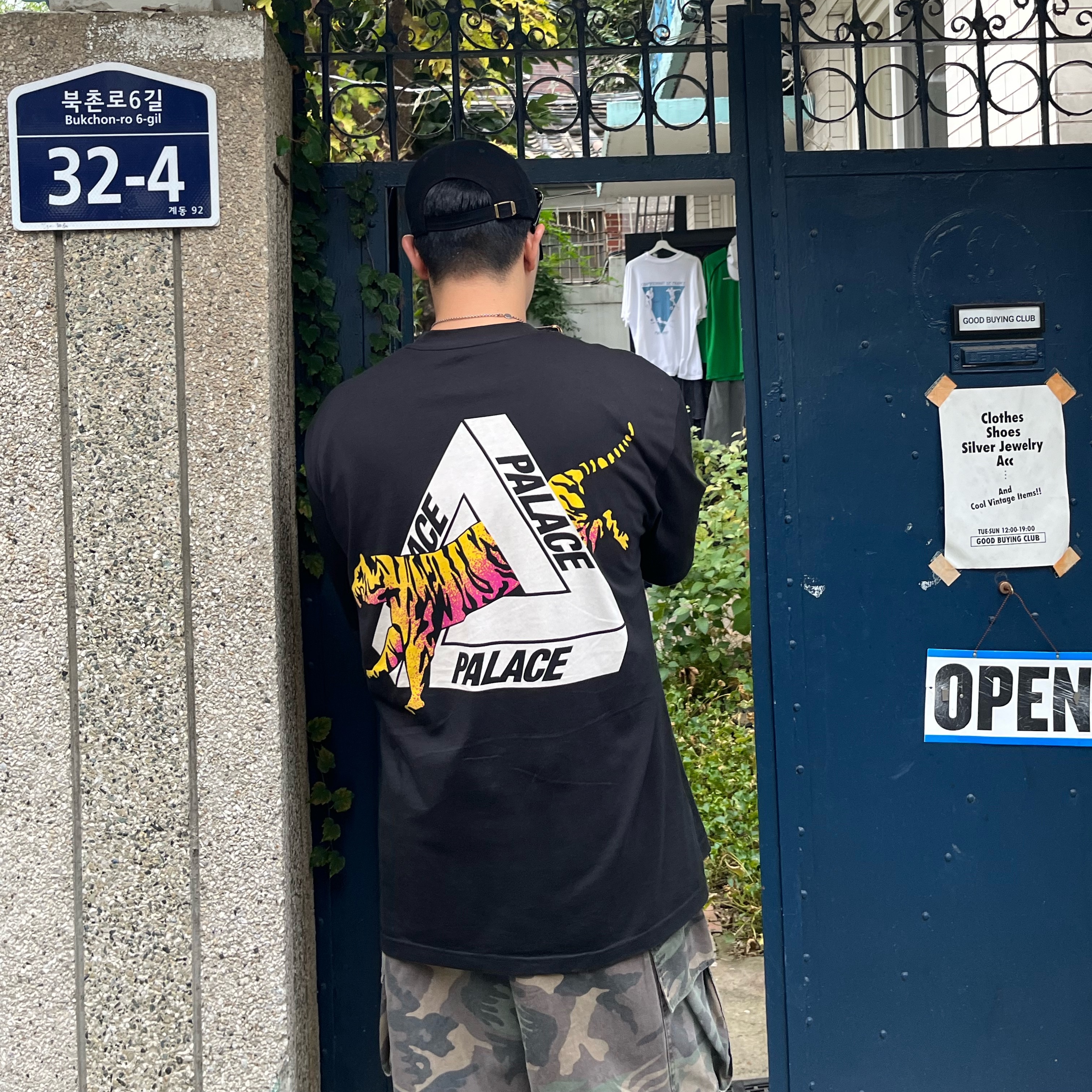 Palace Korea Tri-Ferg T-Shirt Black - 24SS, Nike Shox R4 Black and Metallic Silver 착용 스타일 - 3