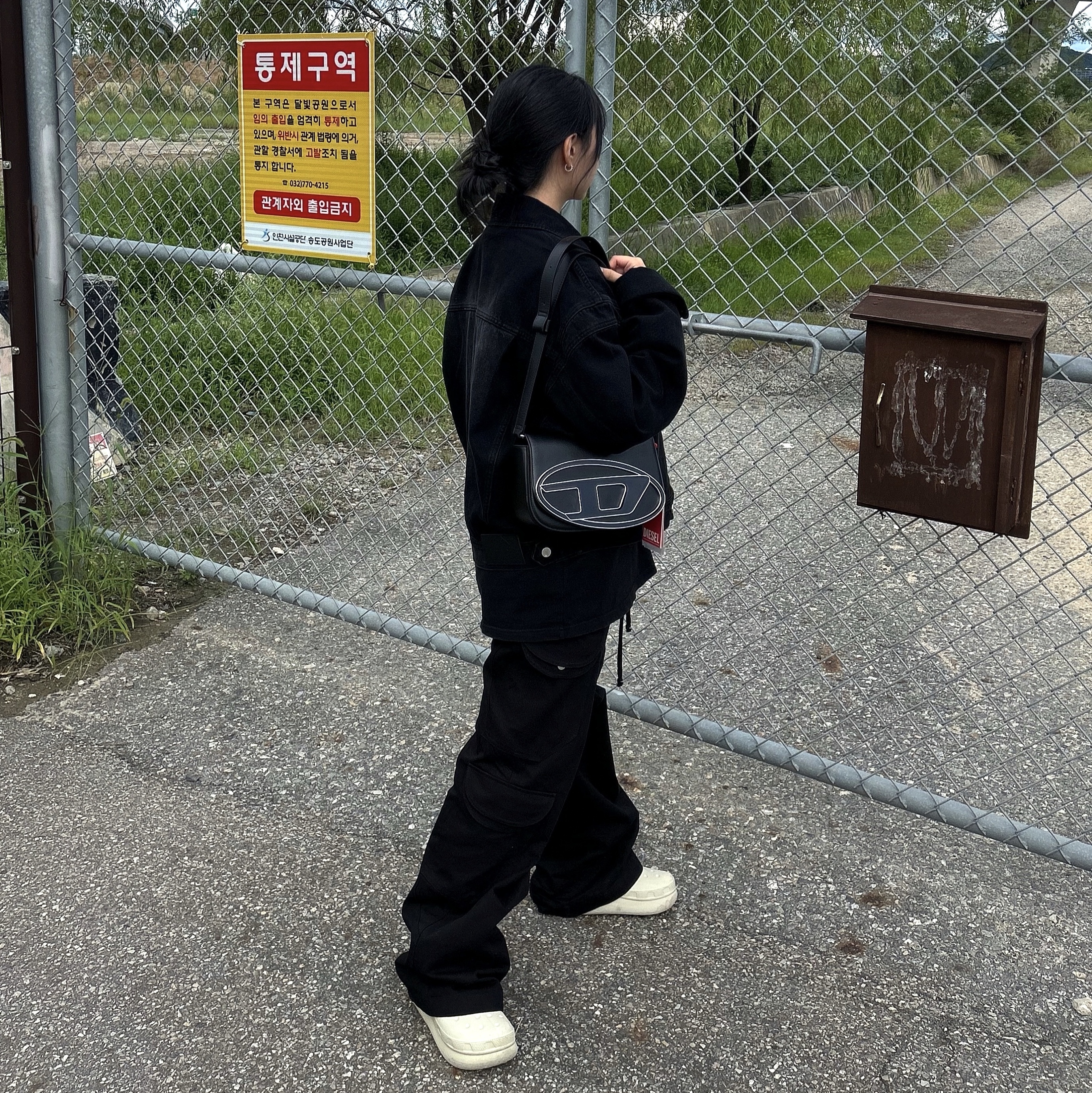 Diesel 1DR-M shoulder bag Black 착용 스타일
