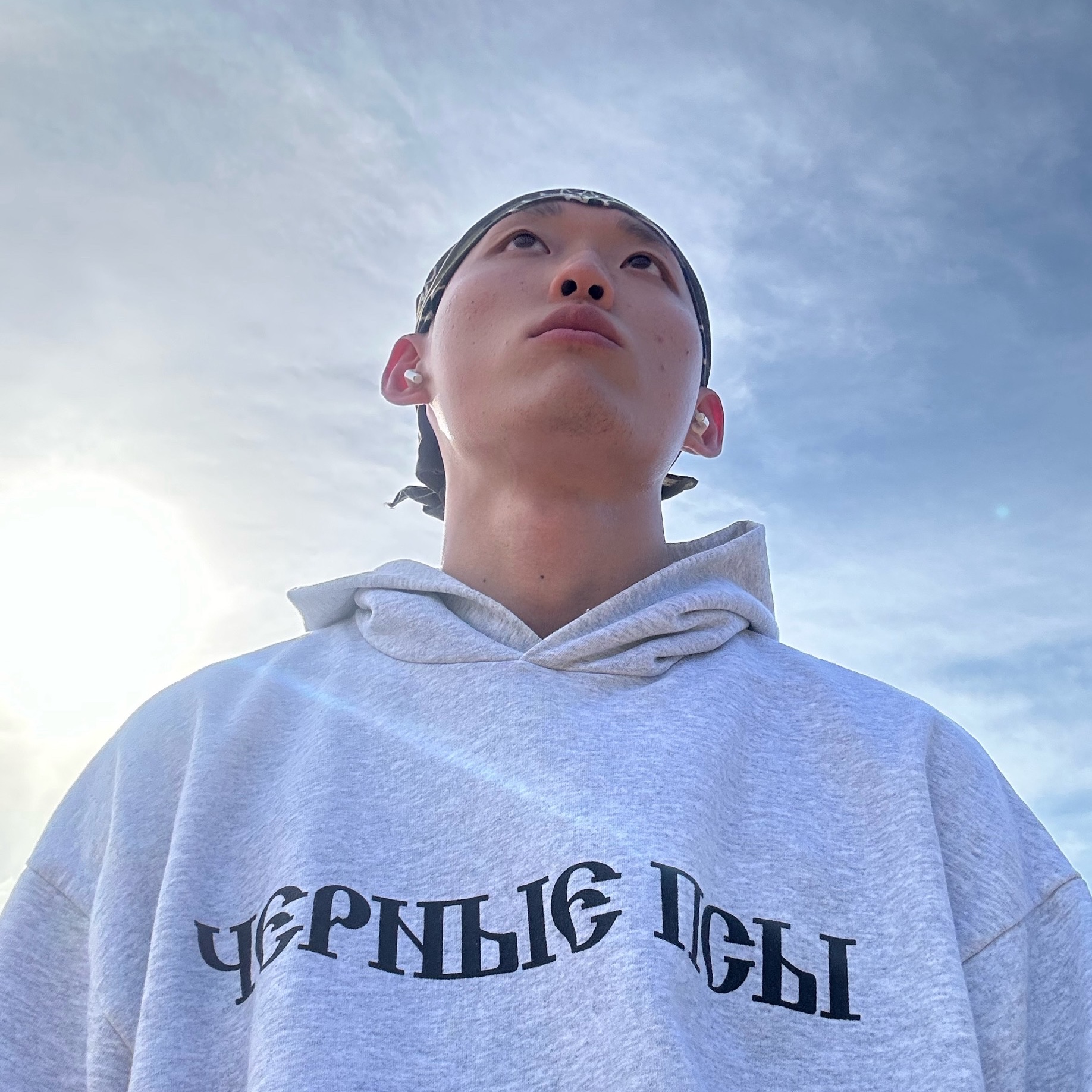Yeezy x Gosha Rubchinskiy YZY Black Dogs Hoodie Heather Grey, Needles H.D. Track Pants Poly Smooth Royal 착용 스타일 - 1