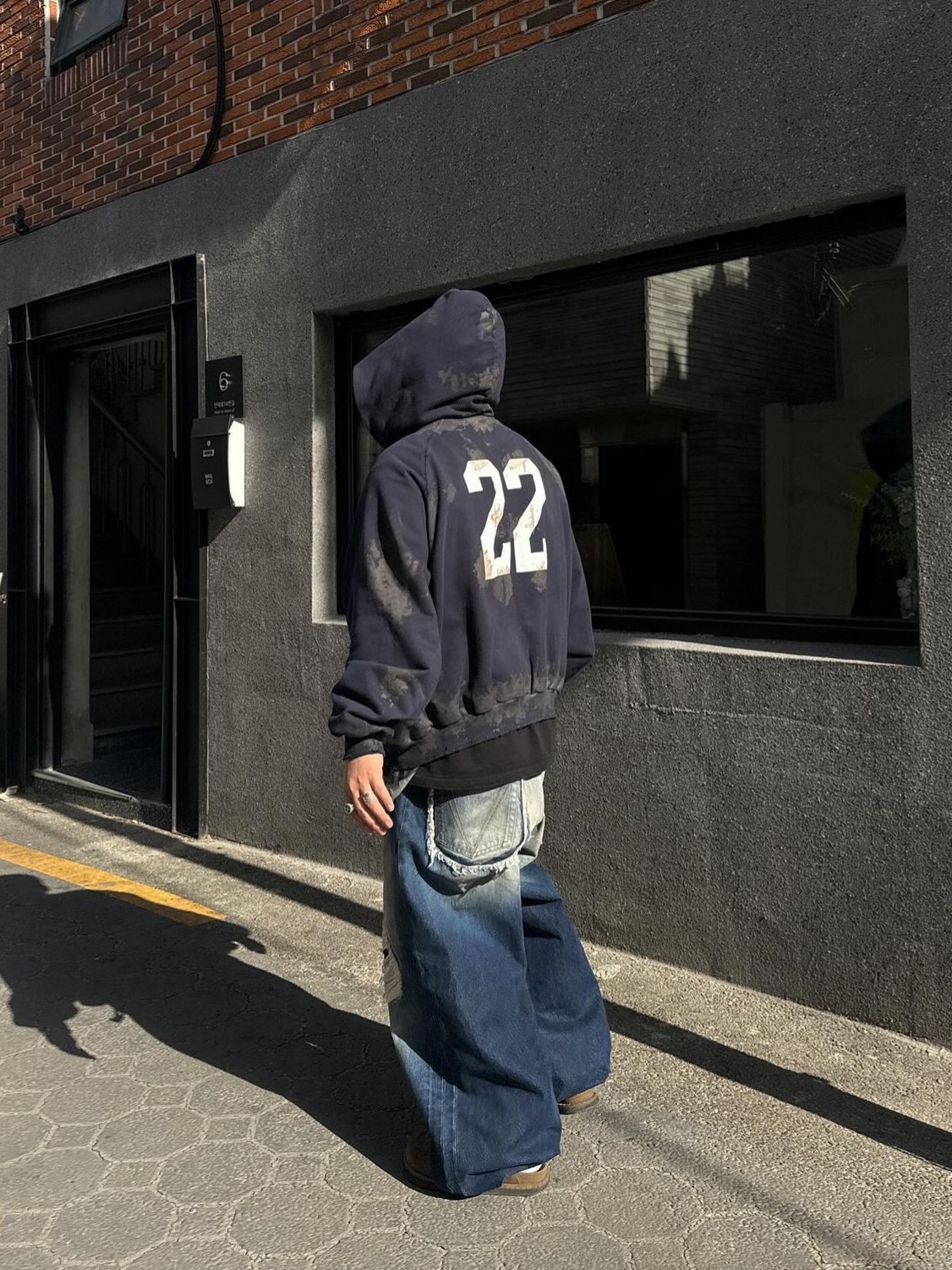 Balenciaga Paris Vintage Logo 22 Zip-Up Hoodie Dark Navy 착용 스타일