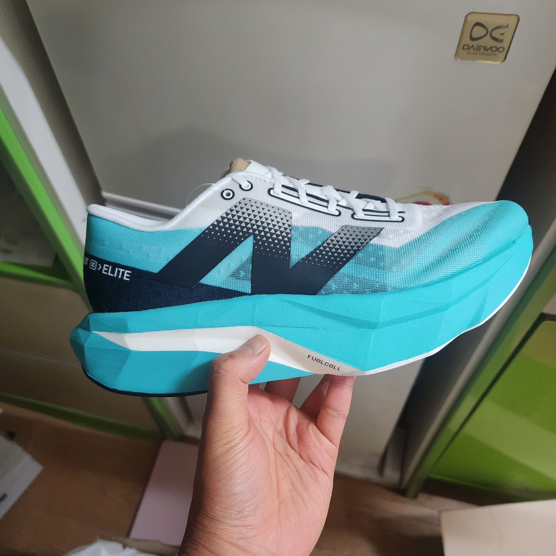 New Balance Fuelcell Supercomp Elite v4 Cyber Jade White - D Standard 착용 스타일