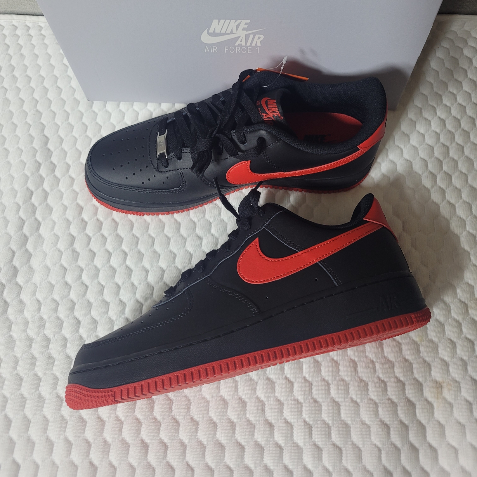 Nike Air Force 1 '07 Black University Red 착용 스타일