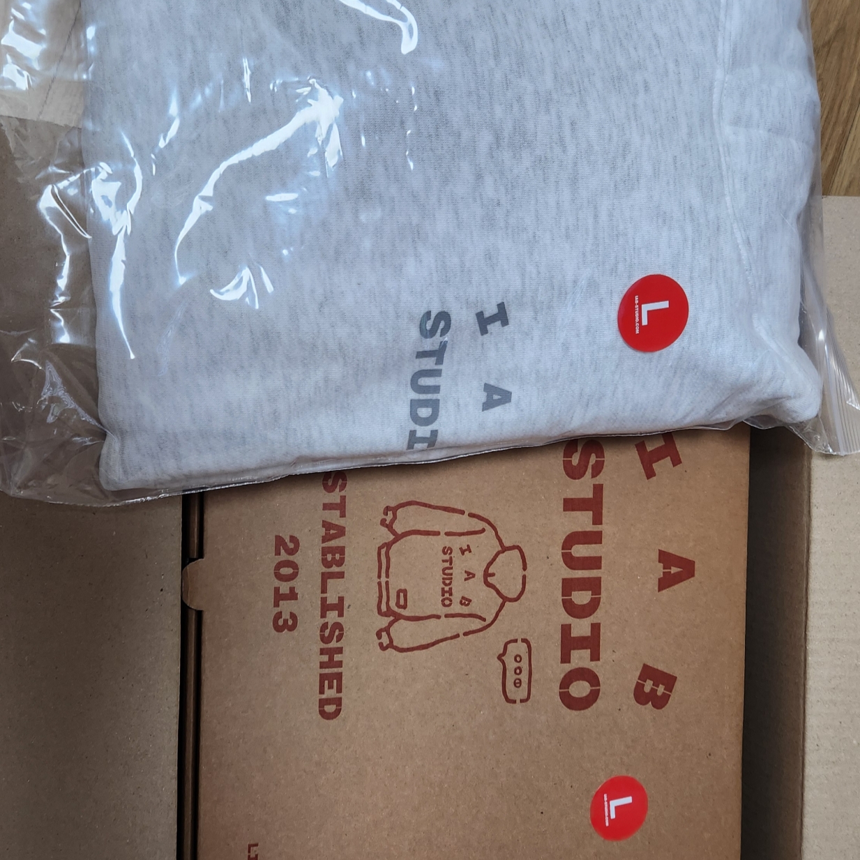 IAB Studio Hoodie Light Gray 착용 스타일 - 3