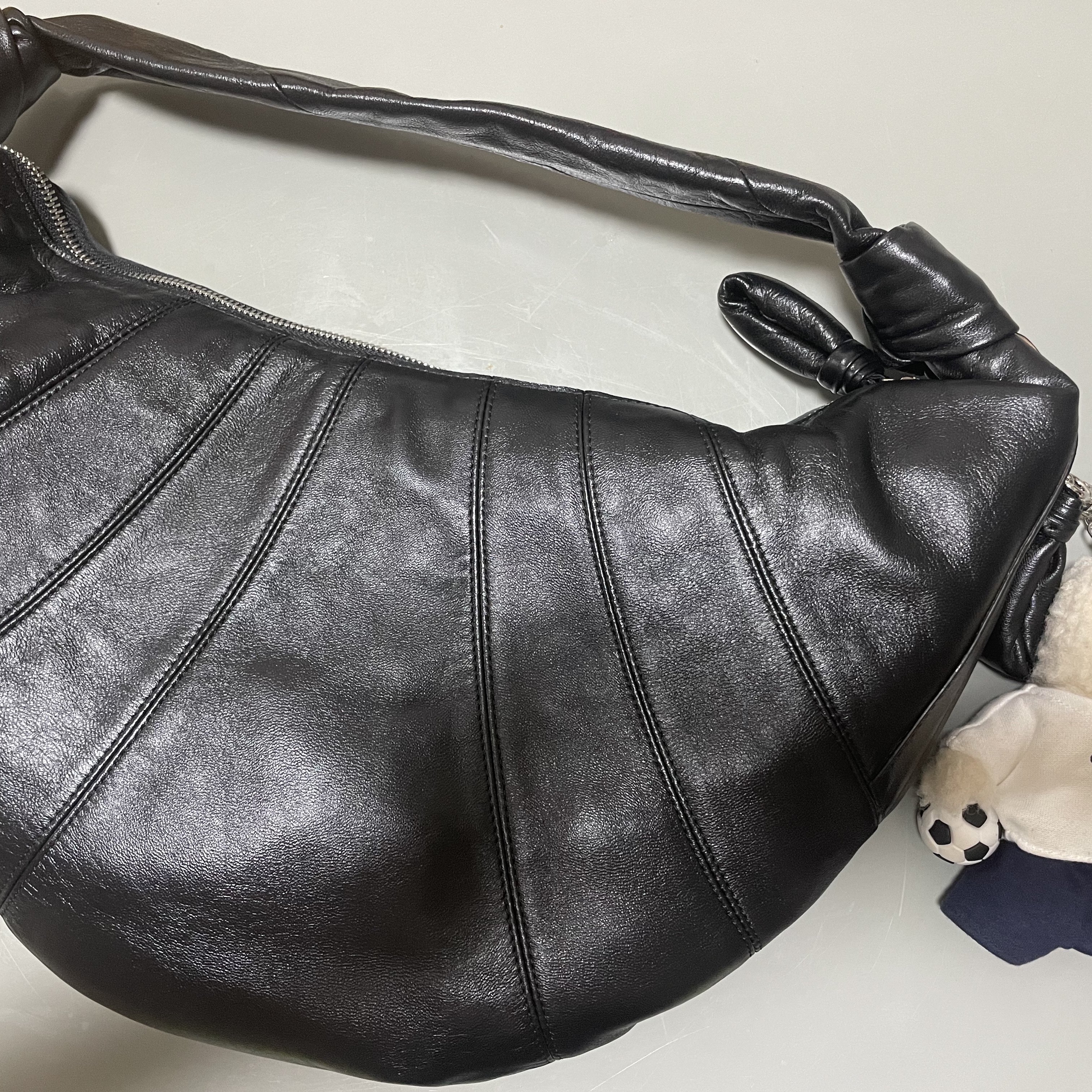 Lemaire Fortune Croissant Bag Soft Nappa Leather Black, Monamhee x NOS7 SON.hee Keyring Cream 착용 스타일