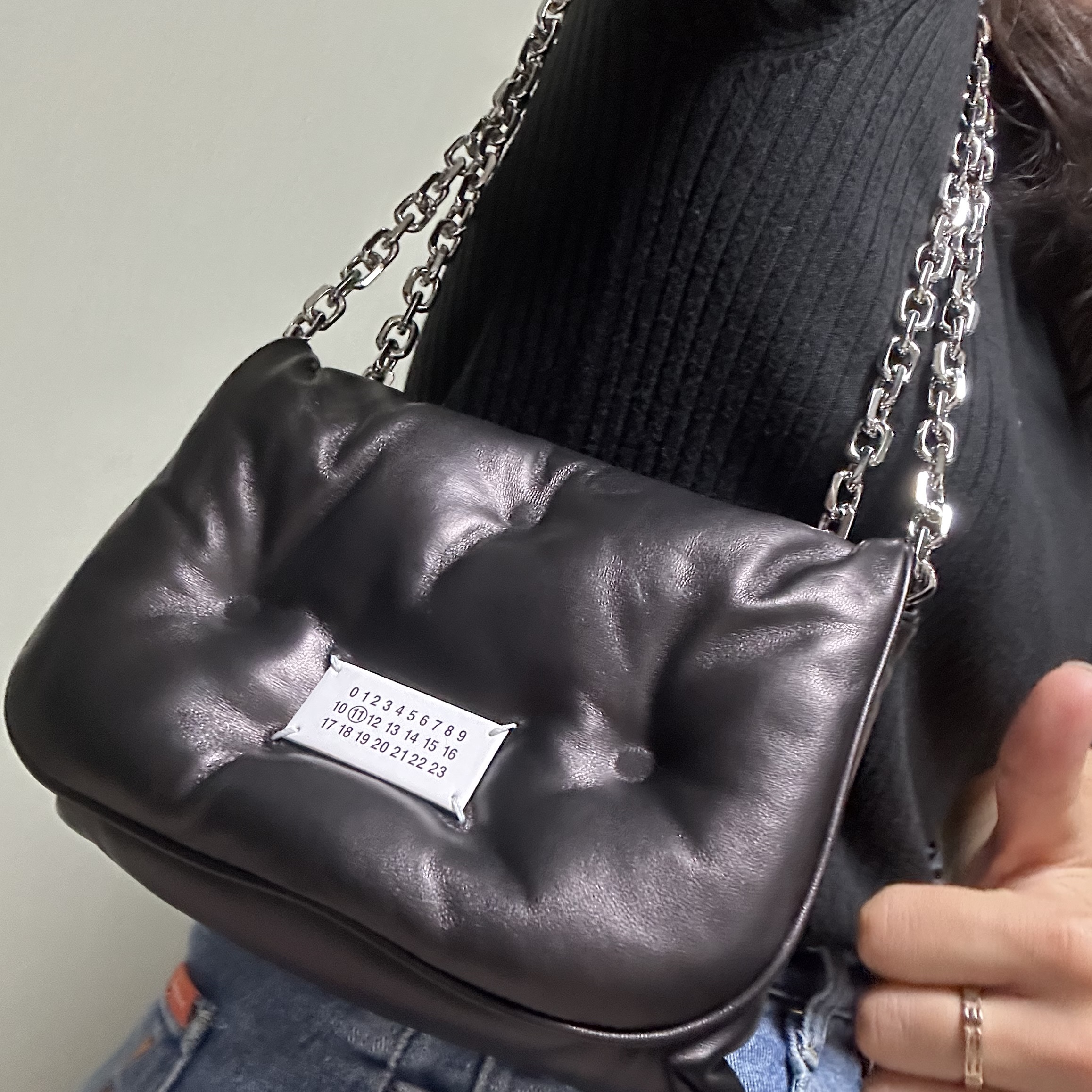 Maison Margiela Glam Slam Flap Small Black 착용 스타일