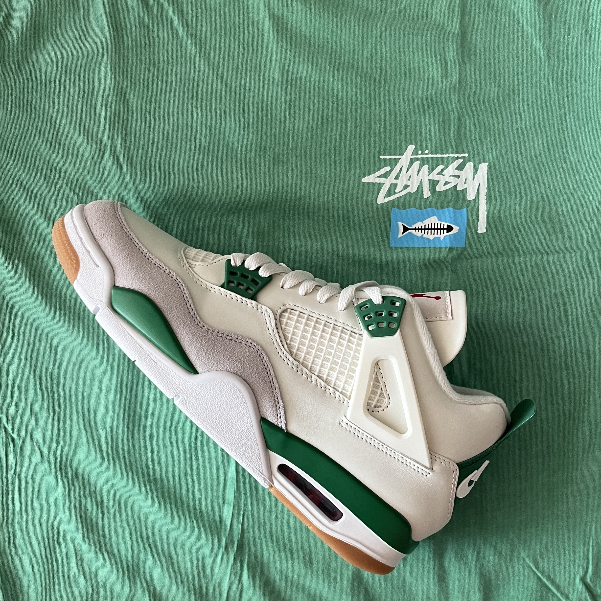 Jordan 4 x Nike SB Retro SP Pine Green, Stussy x Heal The Bay Summit To Sea Pigment Dyed T-Shirt Seafoam 착용 스타일 - 1
