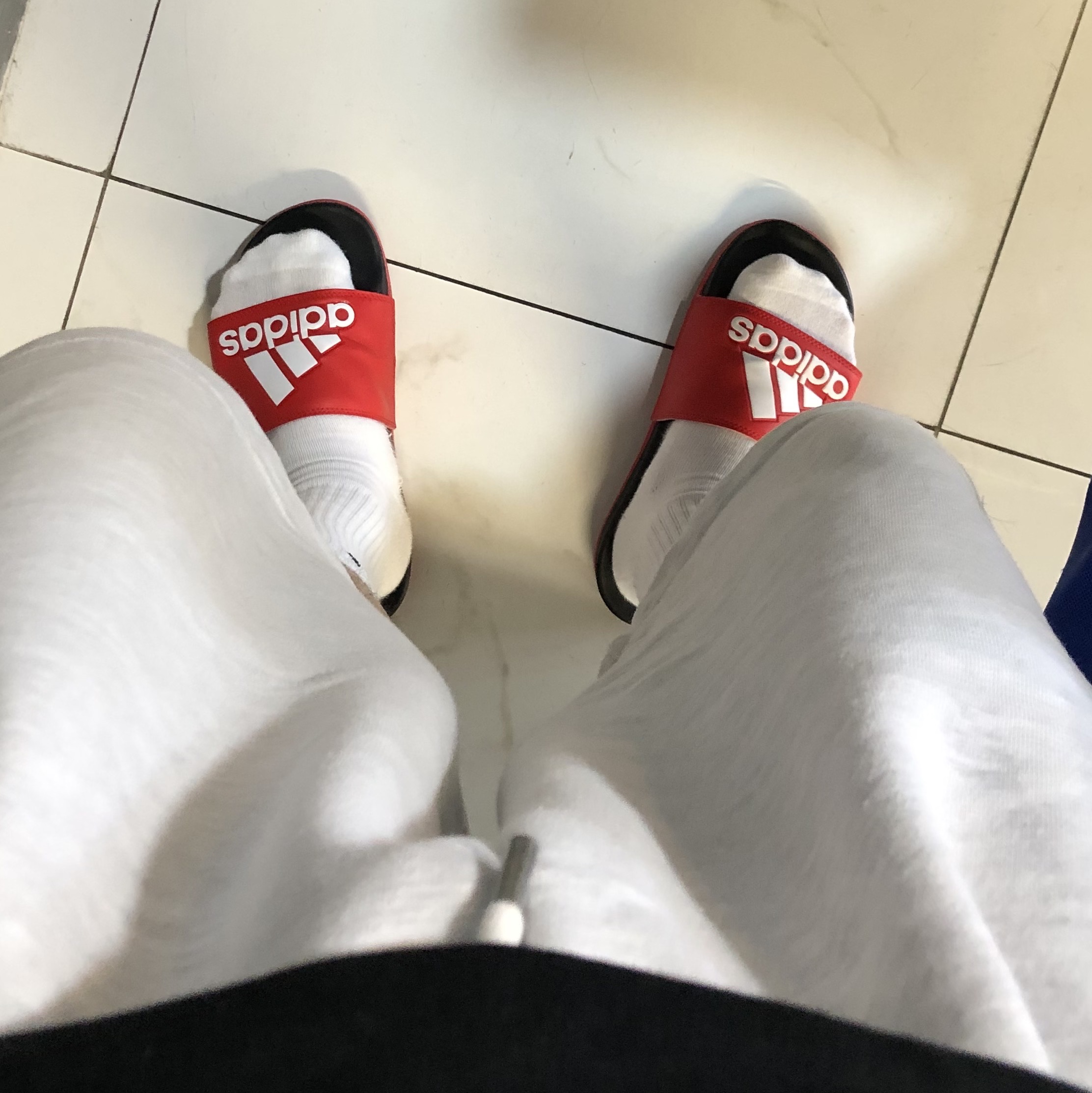 Adidas Adilette Comfort Slide Vivid Red Core Black 착용 스타일