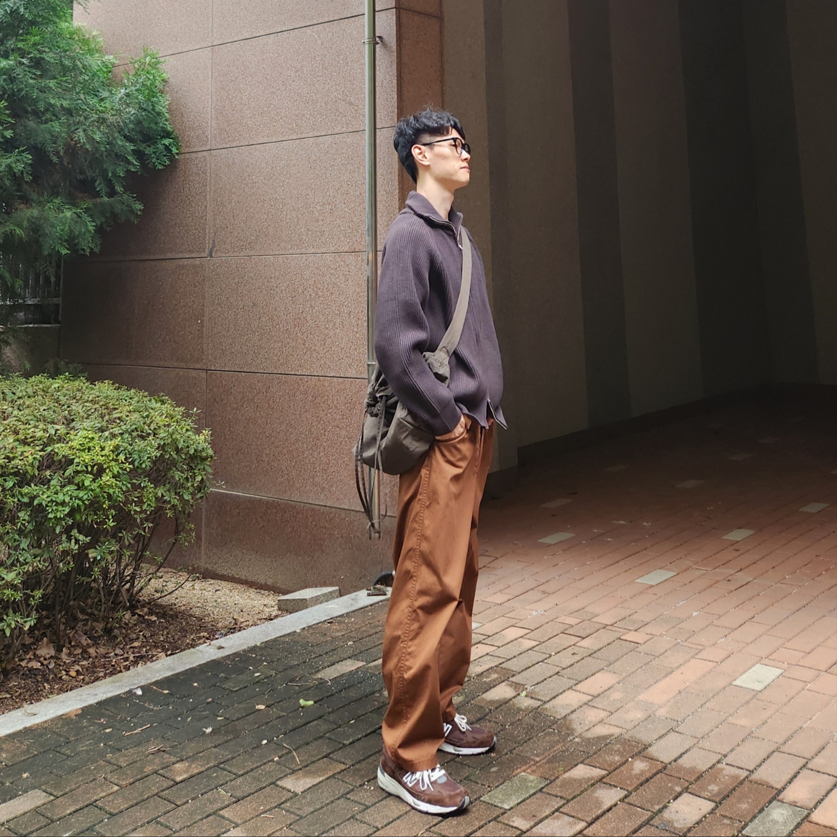 New Balance 991 Made in UK Mocha Brown, Uniqlo U Drawstring Shoulder Bag Olive 착용 스타일