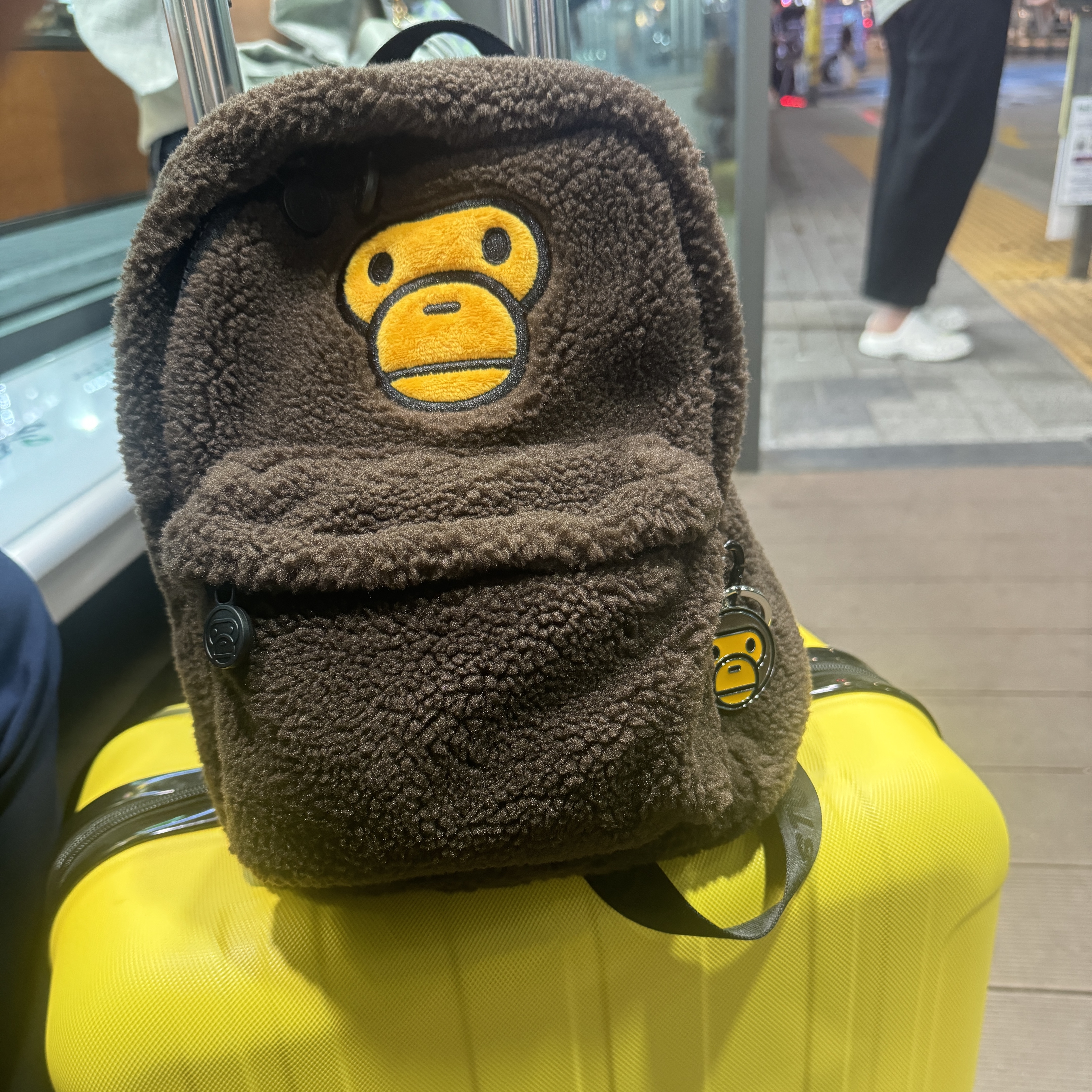 BAPE Baby Milo Mini Fur Backpack Brown, BAPE Baby Milo Metal Keychain Brown 착용 스타일