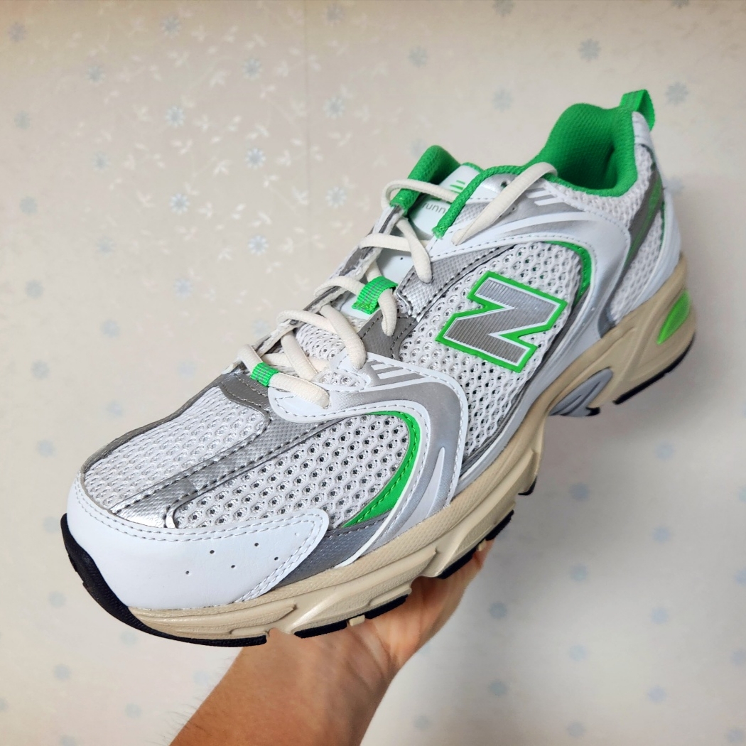 New Balance 530 White Palm Leaf 착용 스타일 - 1